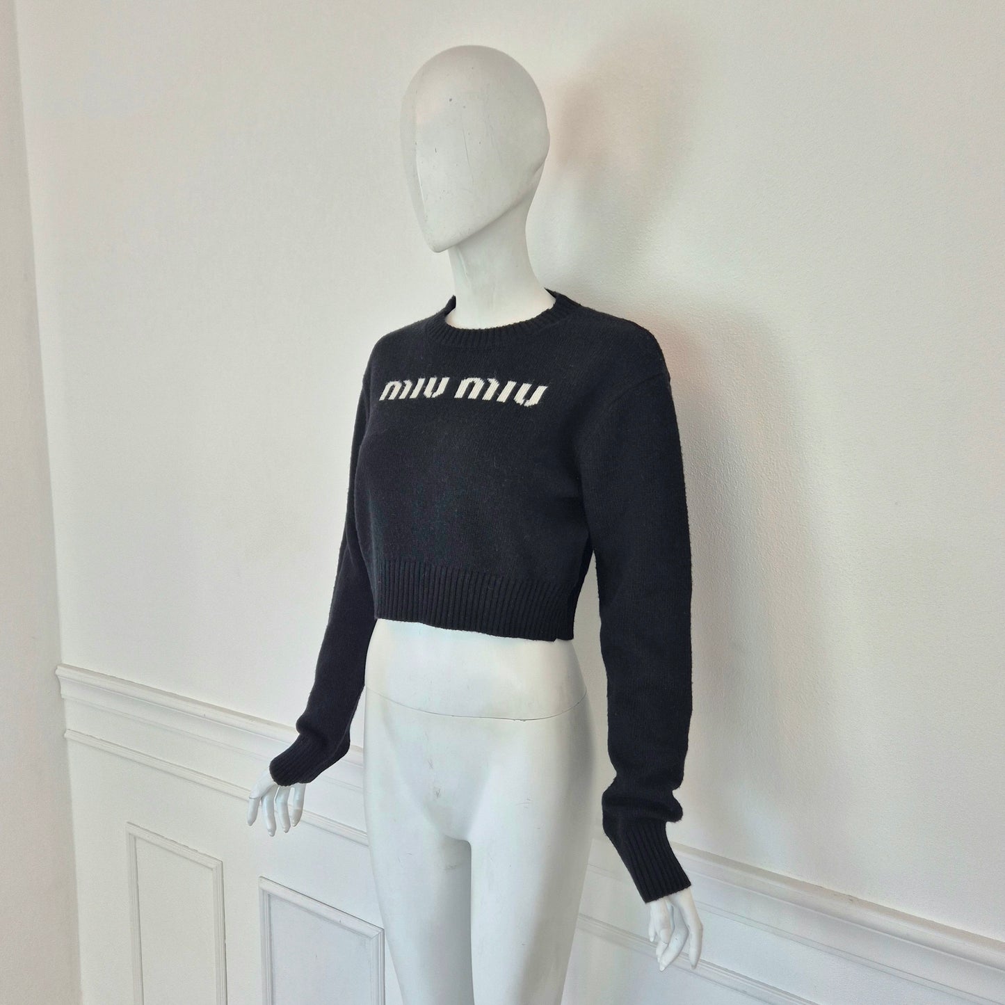 Miu Miu | Maglione nero cropped con logo