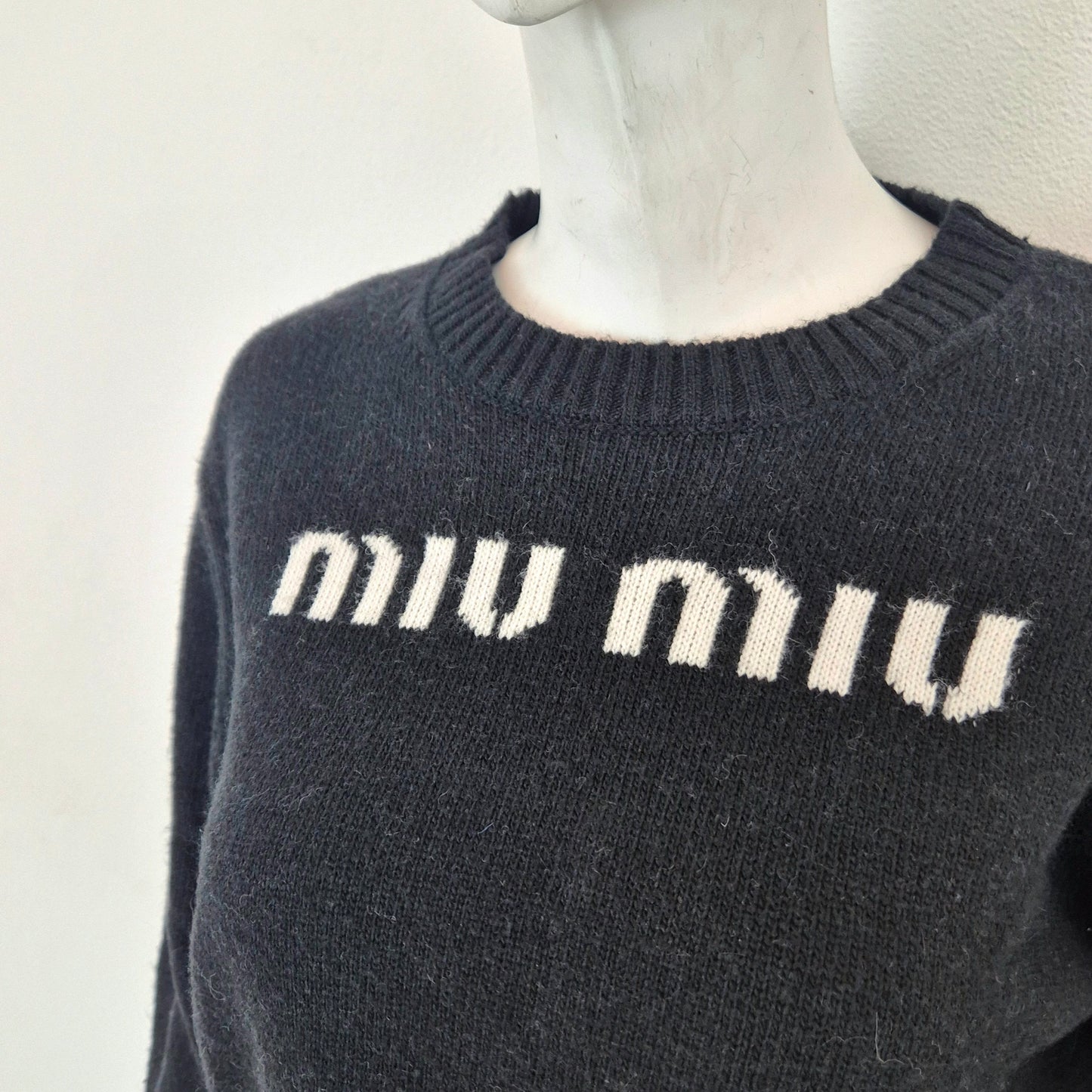 Miu Miu | Maglione nero cropped con logo