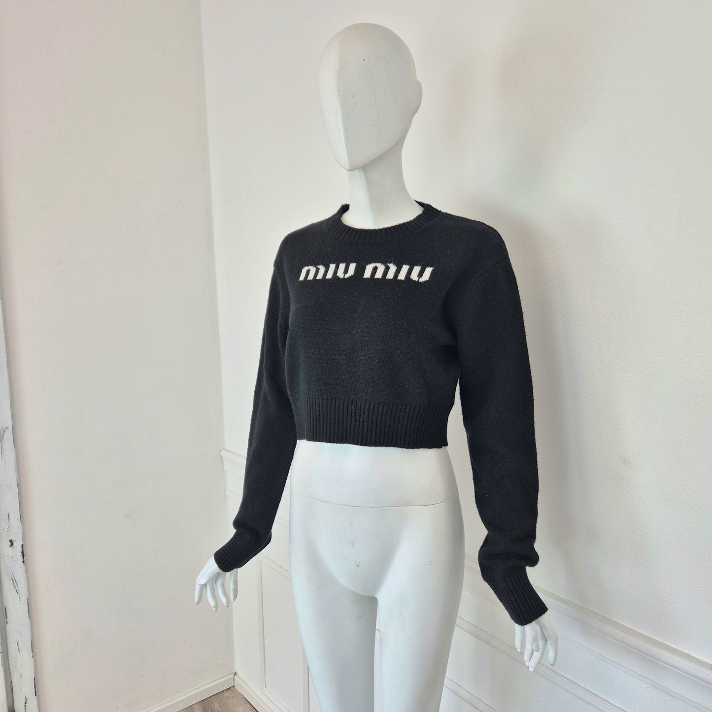 Miu Miu | Maglione nero cropped con logo