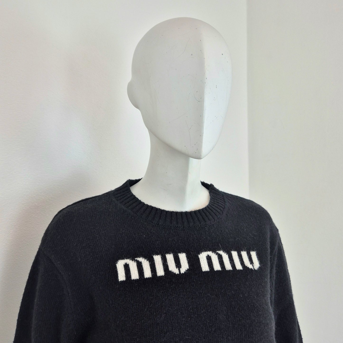 Miu Miu | Maglione nero cropped con logo