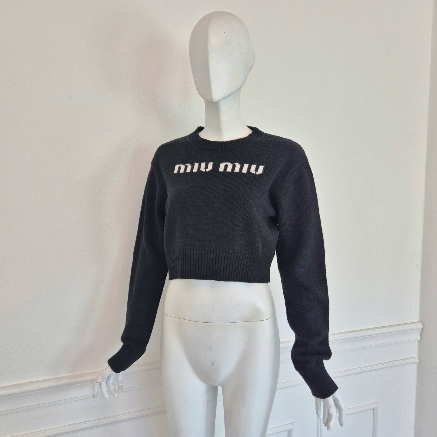 Miu Miu | Maglione nero cropped con logo
