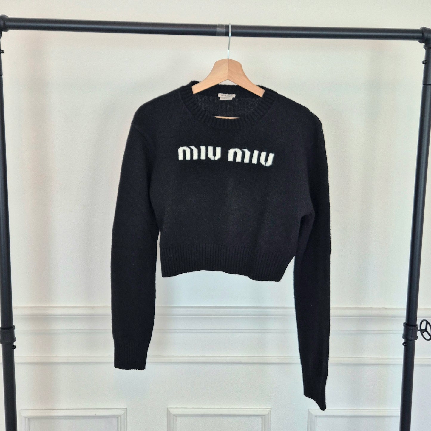 Miu Miu | Maglione nero cropped con logo