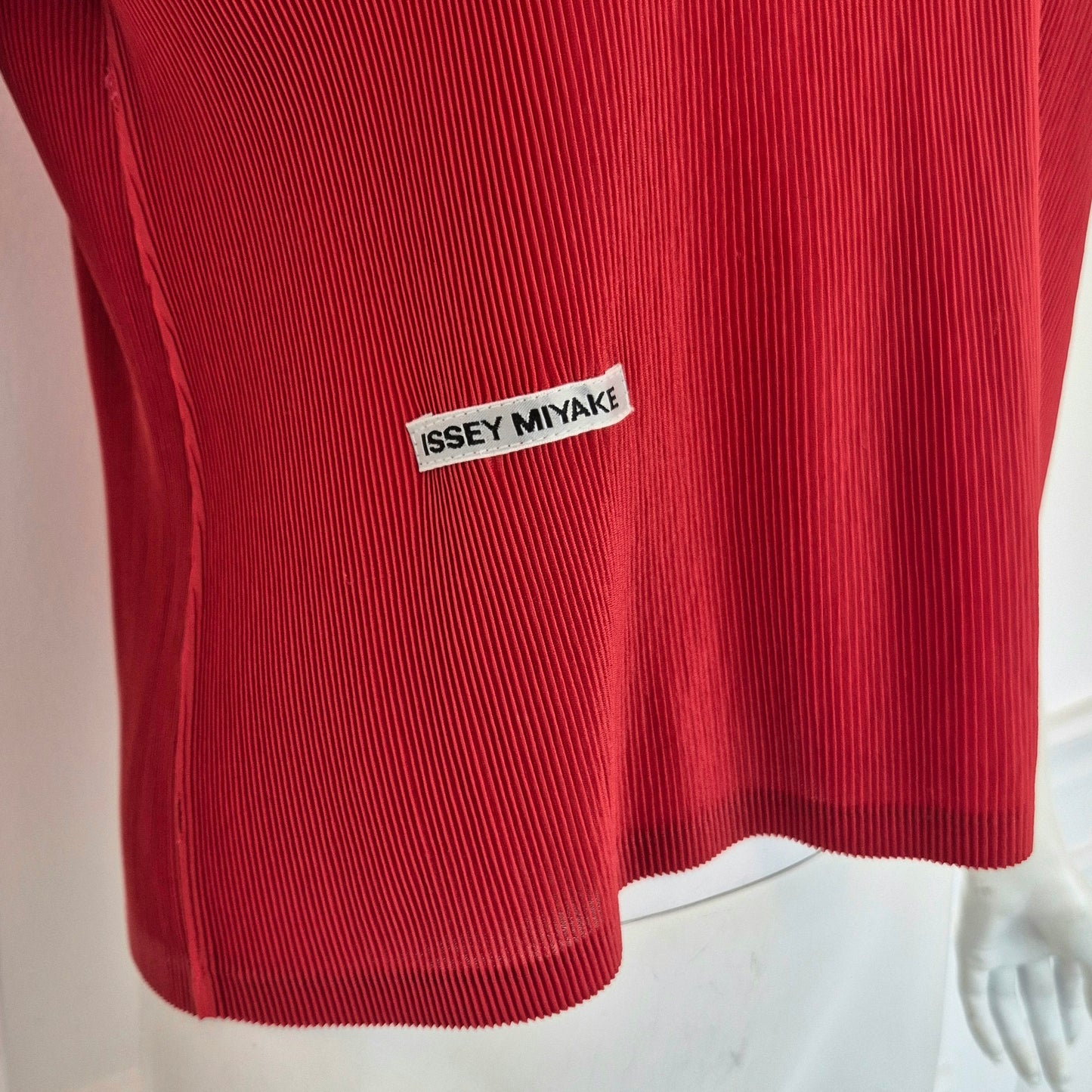 Issey Miyake | T shirt rossa plissettata
