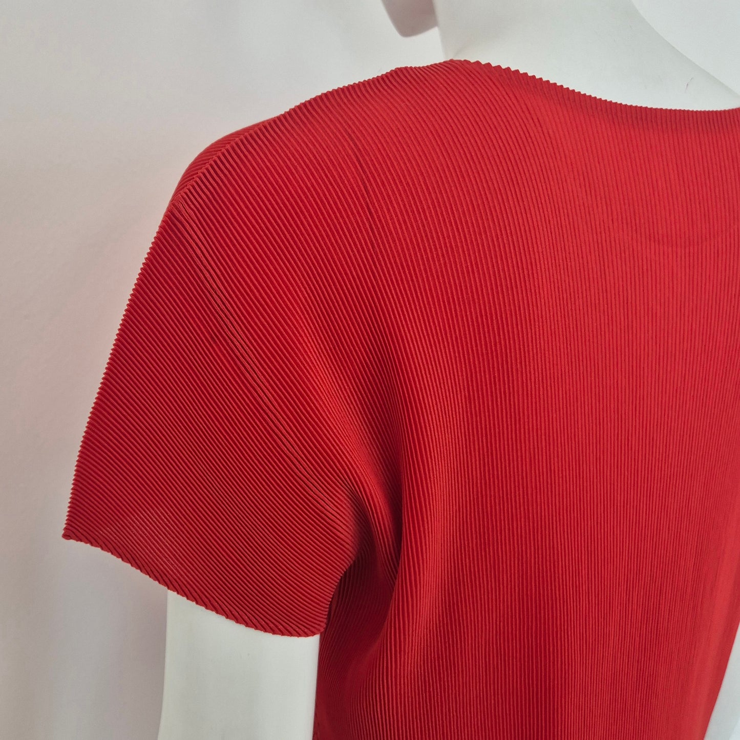 Issey Miyake | T shirt rossa plissettata
