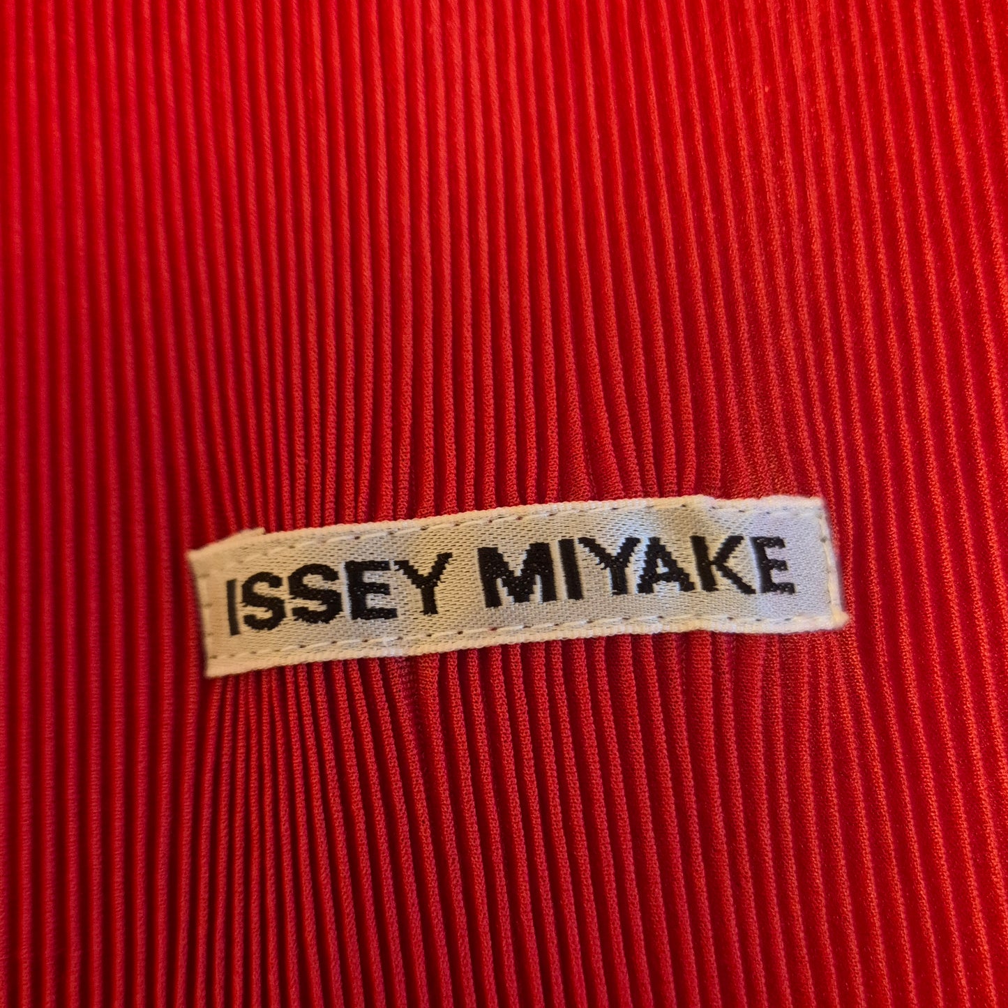 Issey Miyake | T shirt rossa plissettata