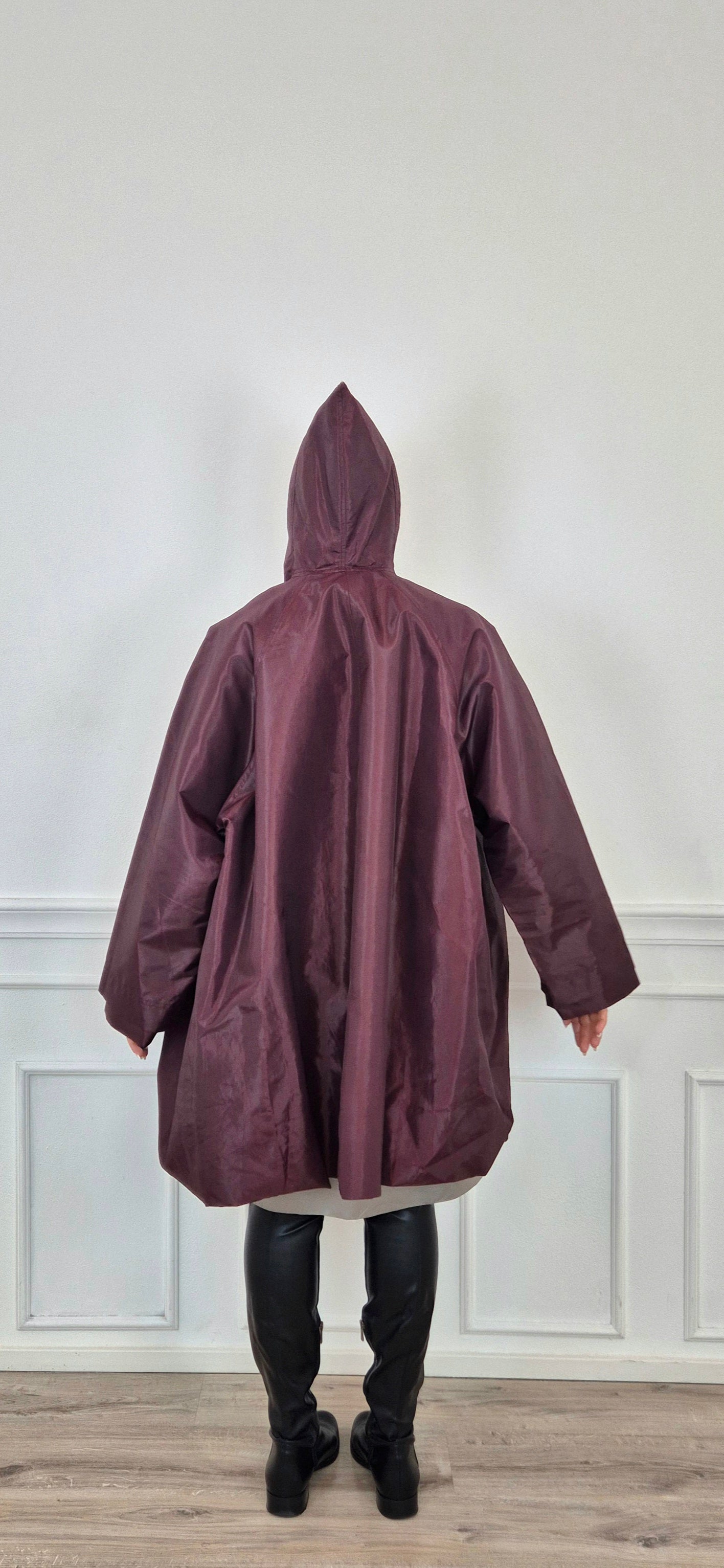 Romeo Gigli | Impermeabile oversize melanzana con cappuccio