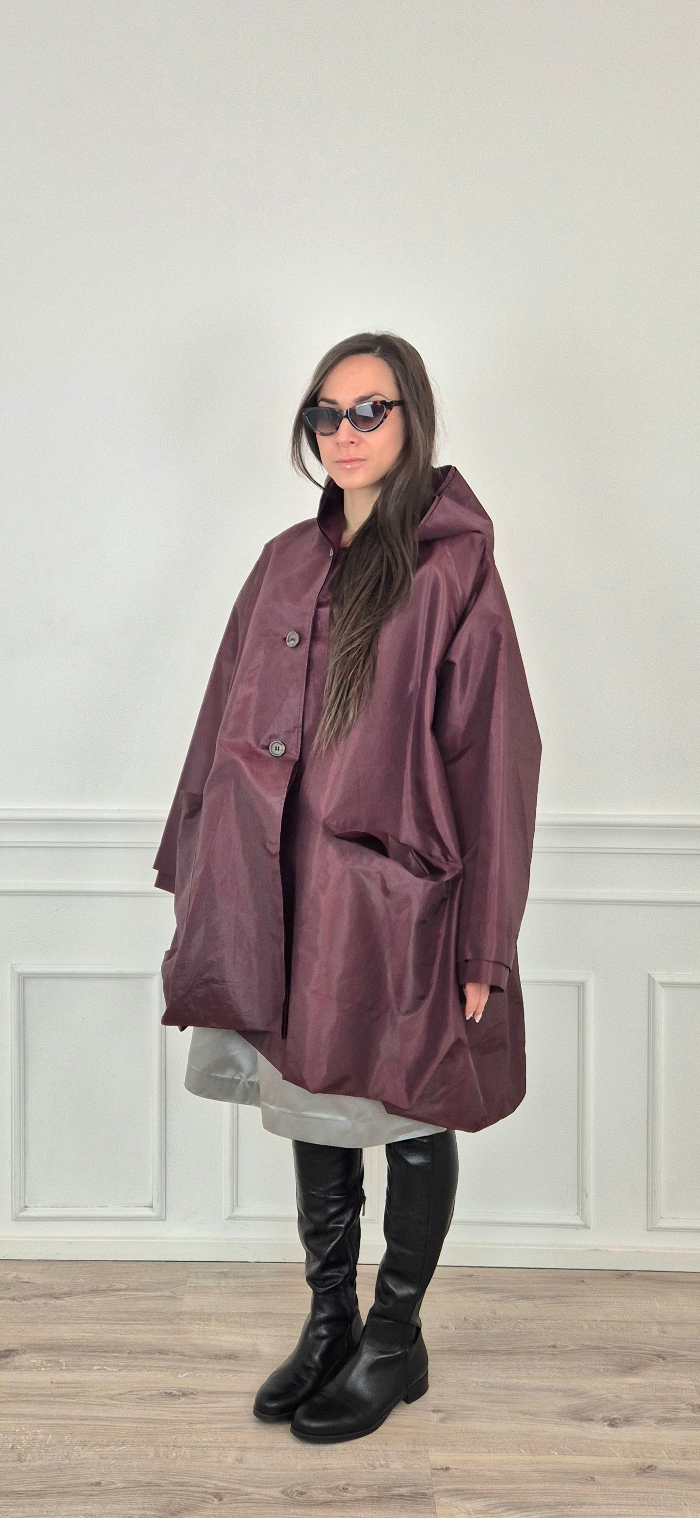 Romeo Gigli | Impermeabile oversize melanzana con cappuccio