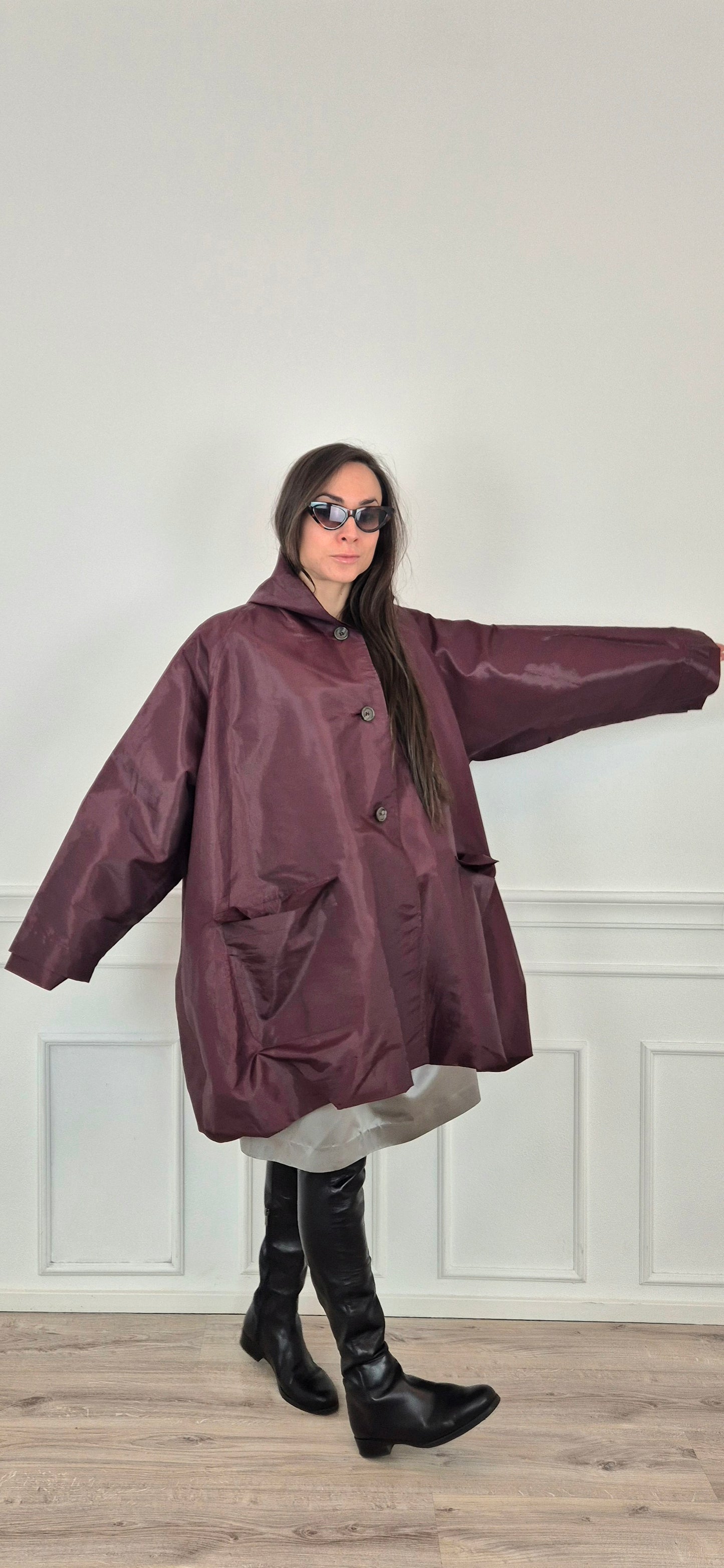 Romeo Gigli | Impermeabile oversize melanzana con cappuccio