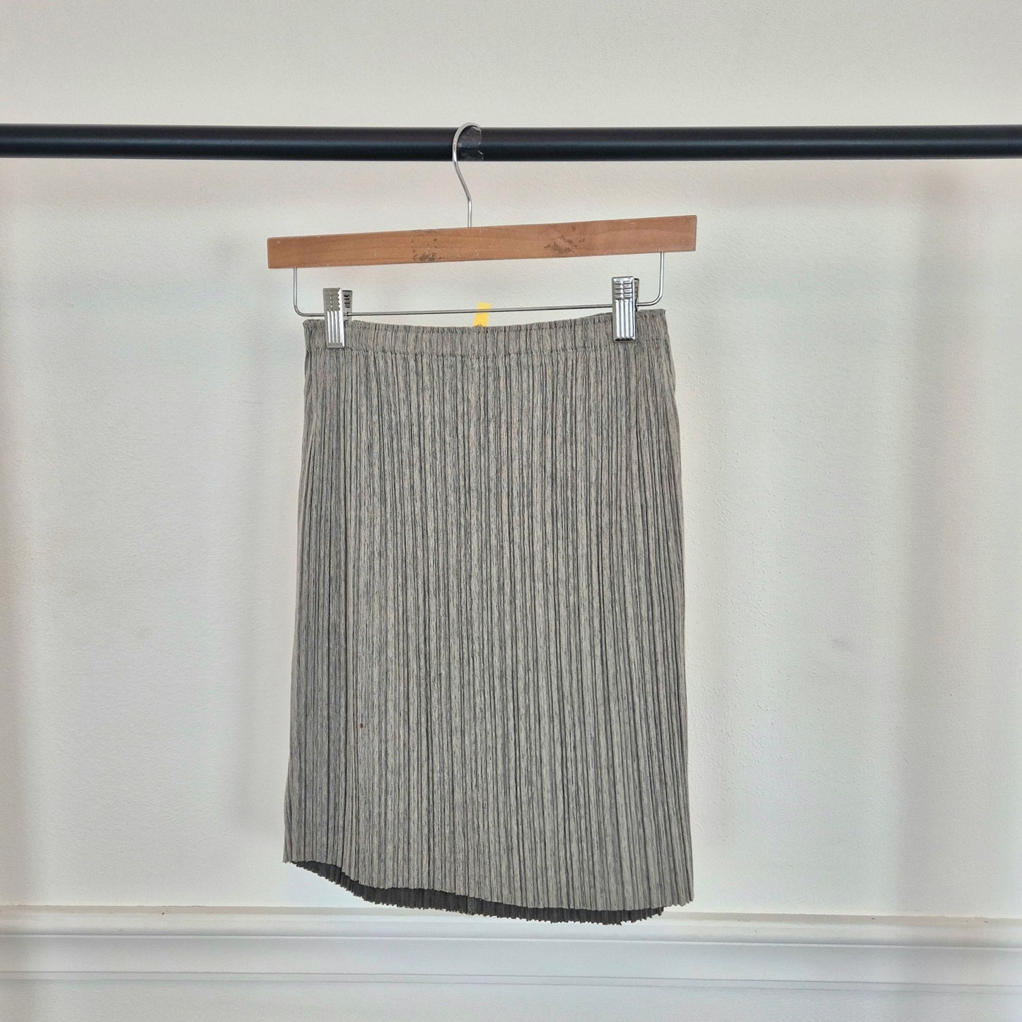 Pleats Please Issey Miyake | Gonna grigia plissettata
