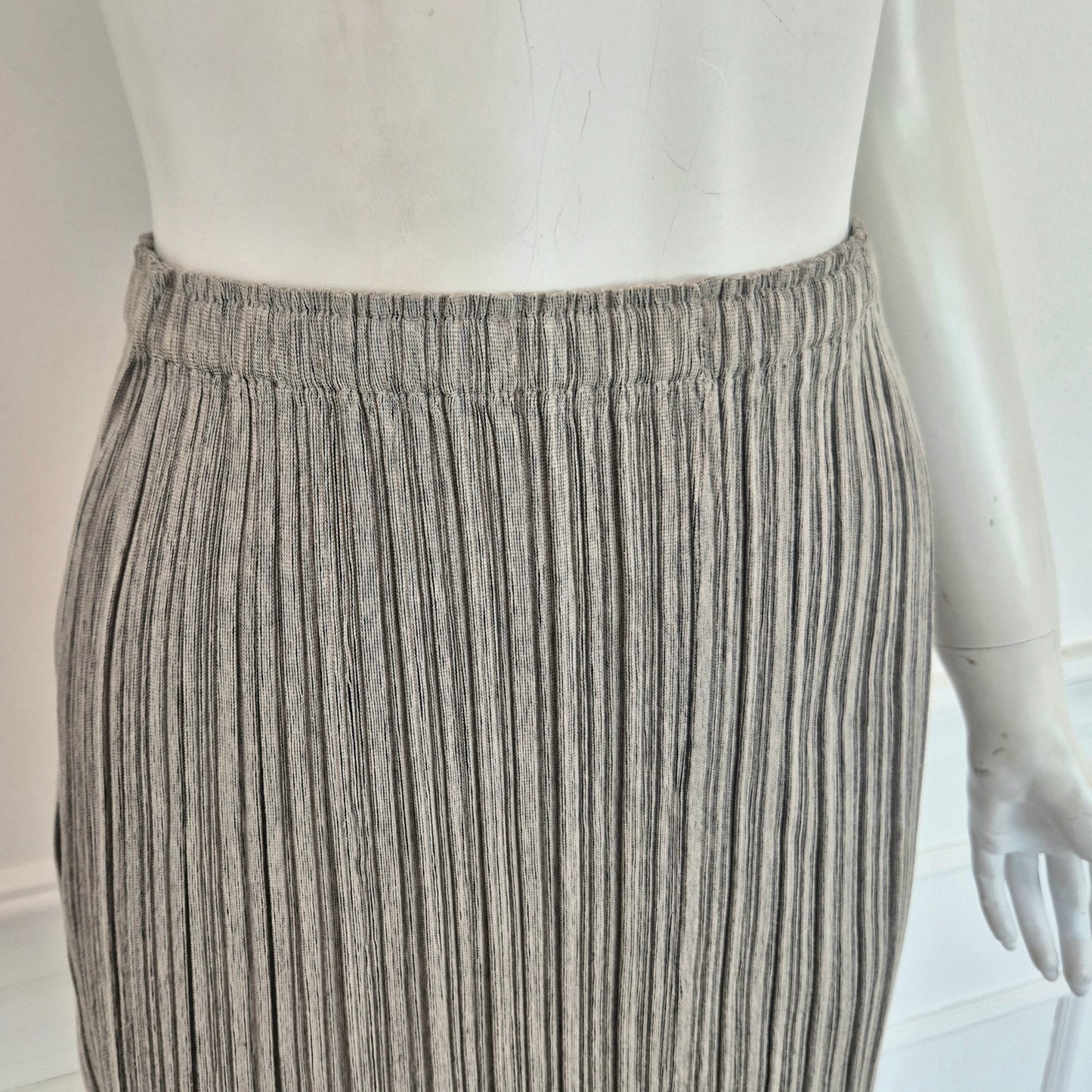 Pleats Please Issey Miyake | Gonna grigia plissettata