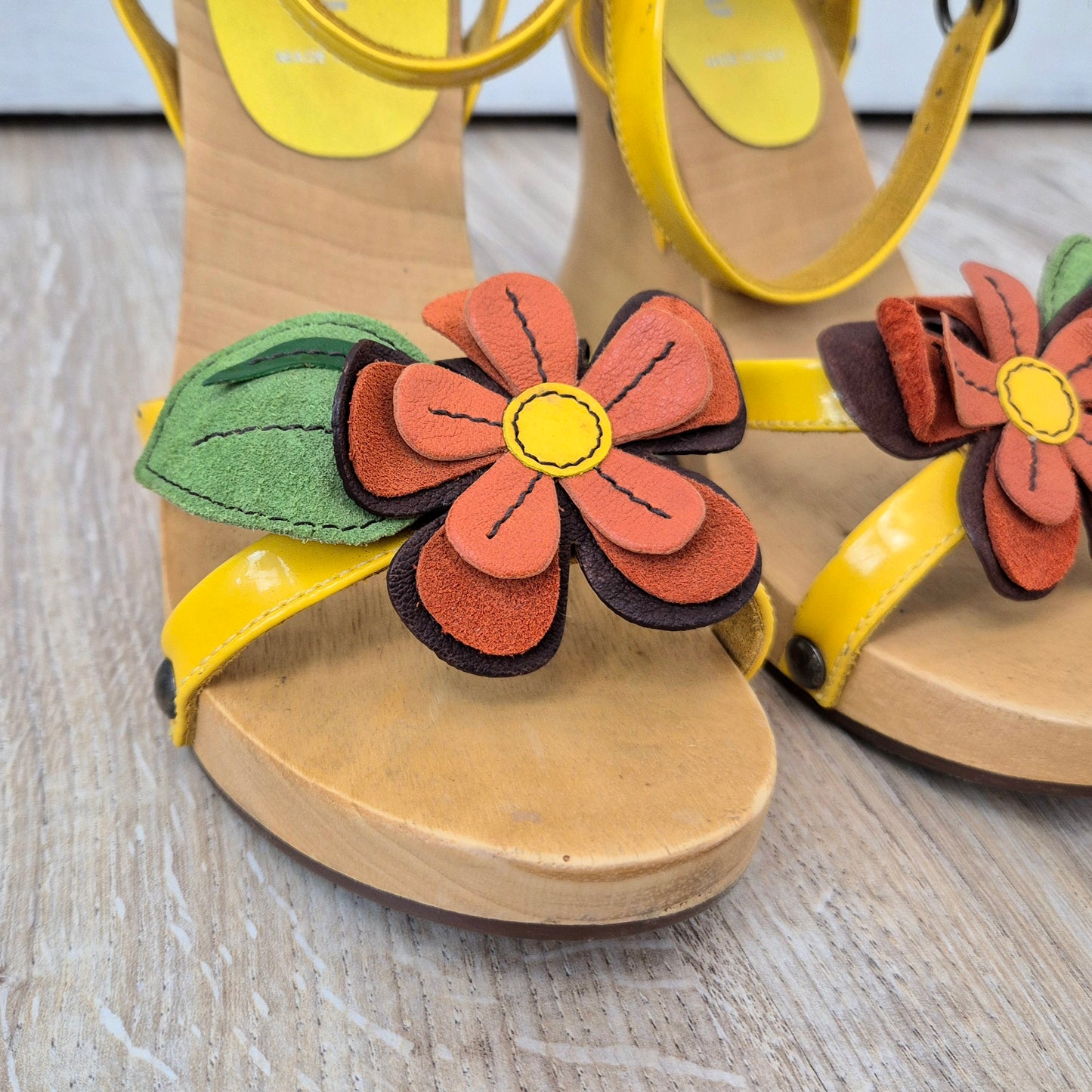 Miu Miu | Sandali fiore con zeppa in legno