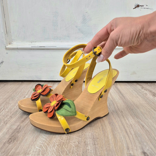 Miu Miu | Sandali fiore con zeppa in legno