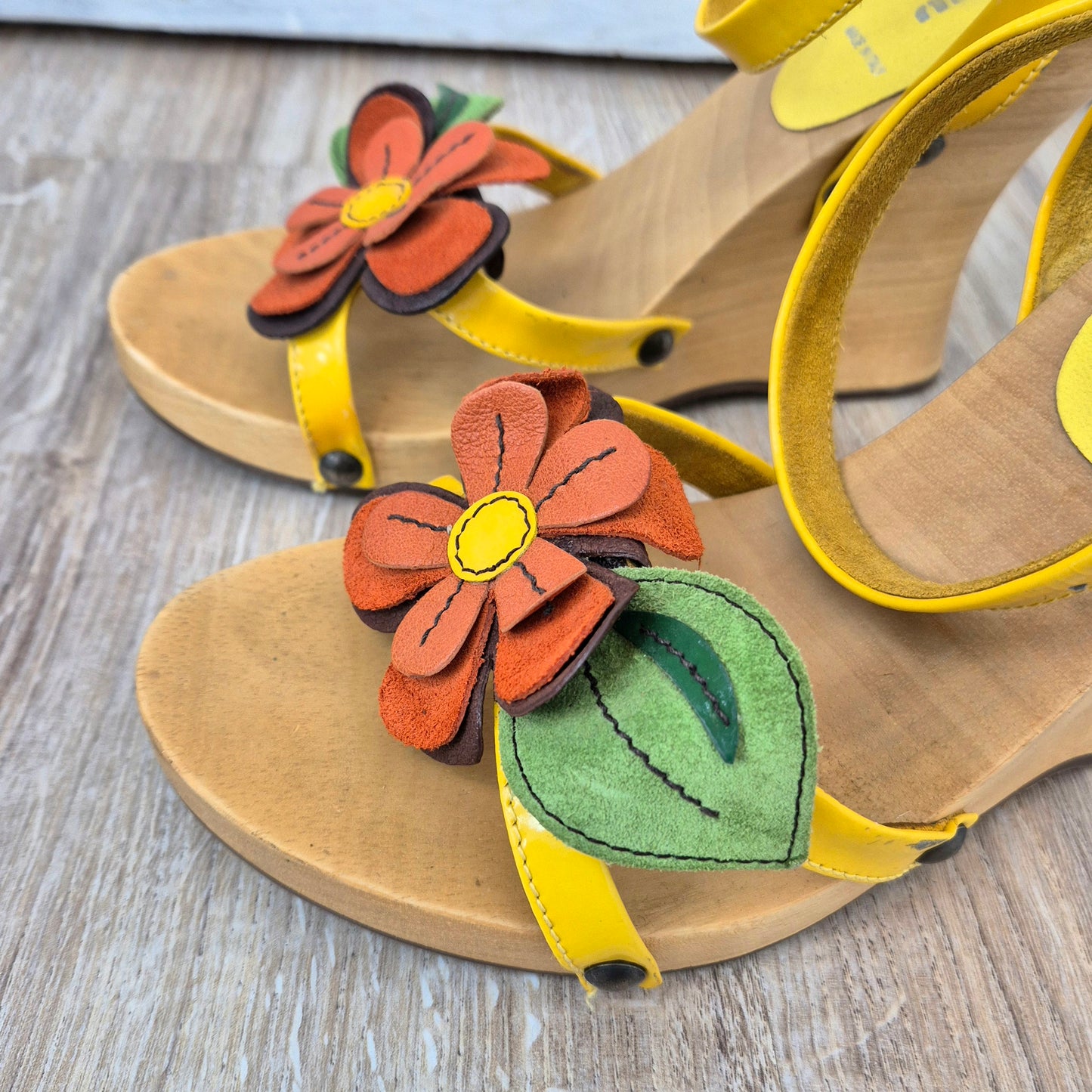 Miu Miu | Sandali fiore con zeppa in legno