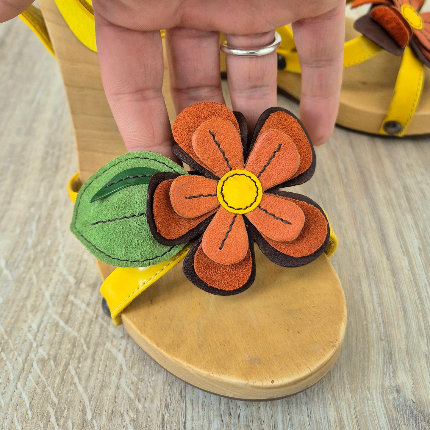 Miu Miu | Sandali fiore con zeppa in legno