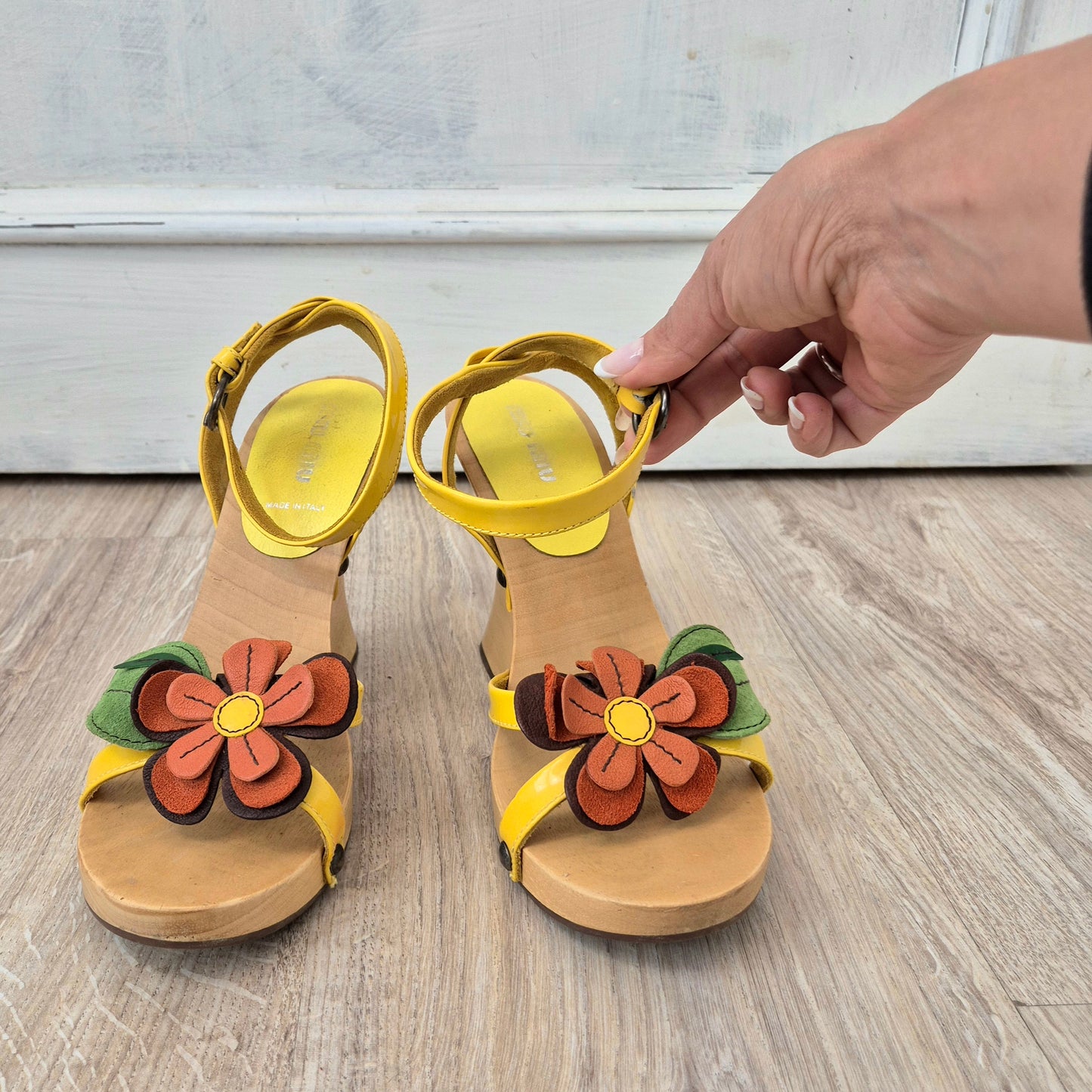 Miu Miu | Sandali fiore con zeppa in legno