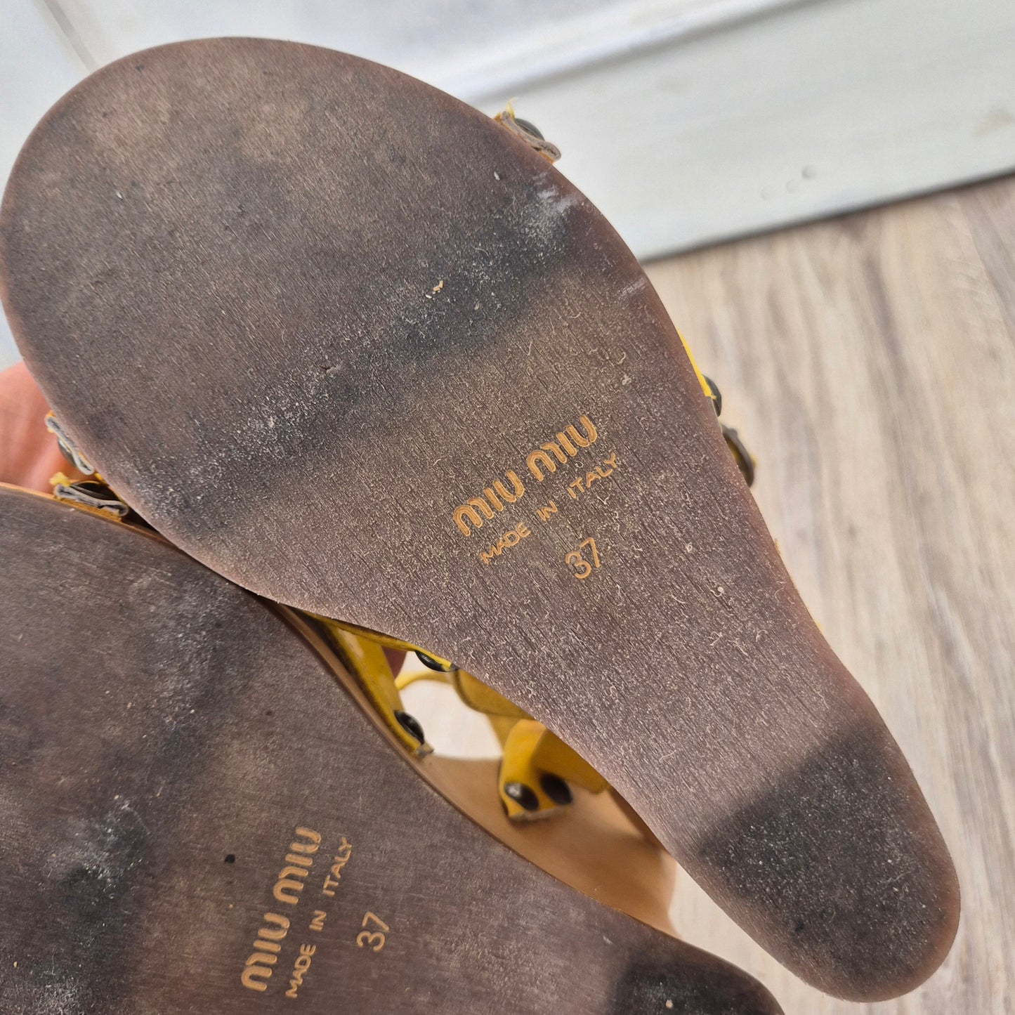 Miu Miu | Sandali fiore con zeppa in legno