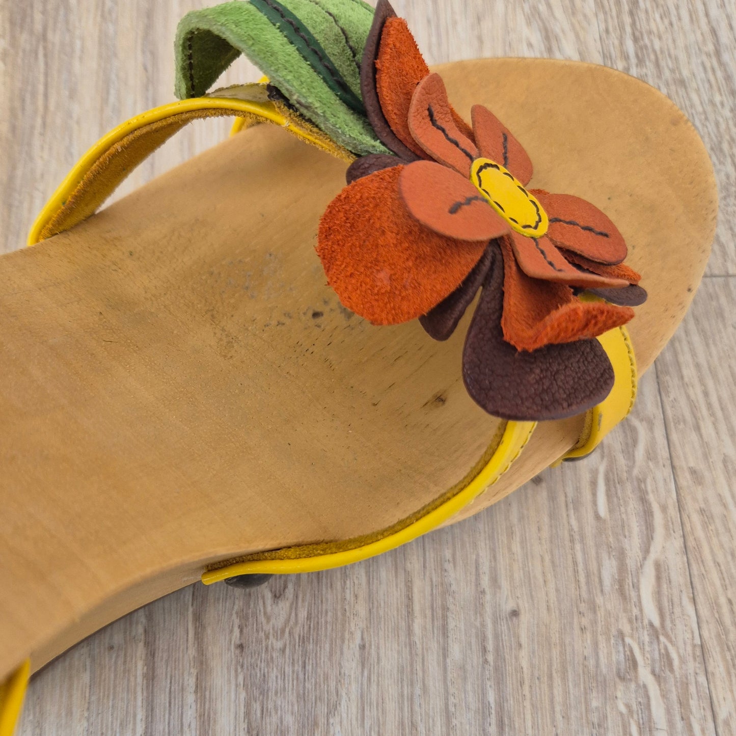 Miu Miu | Sandali fiore con zeppa in legno