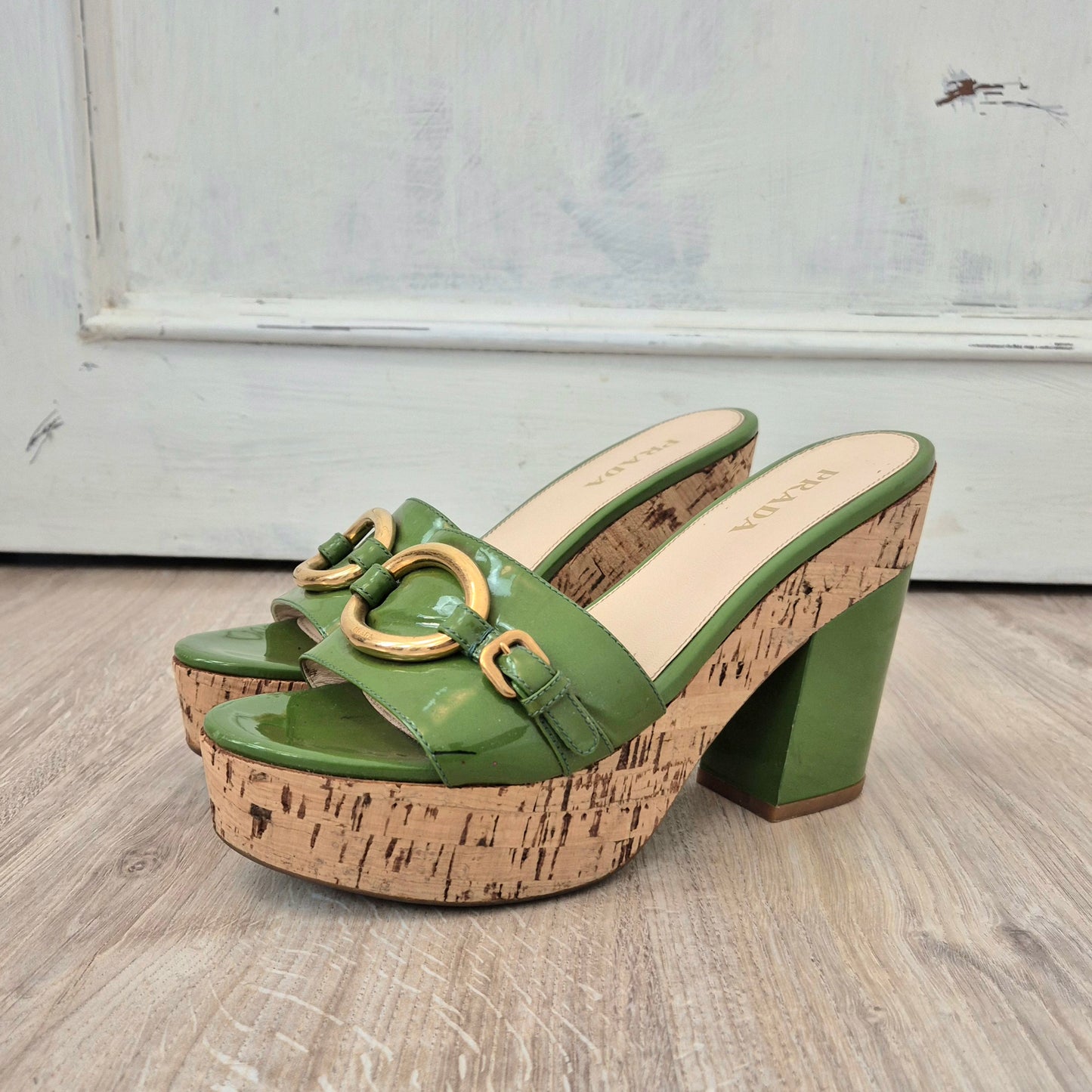 Prada | Sandali in legno e vernice verde