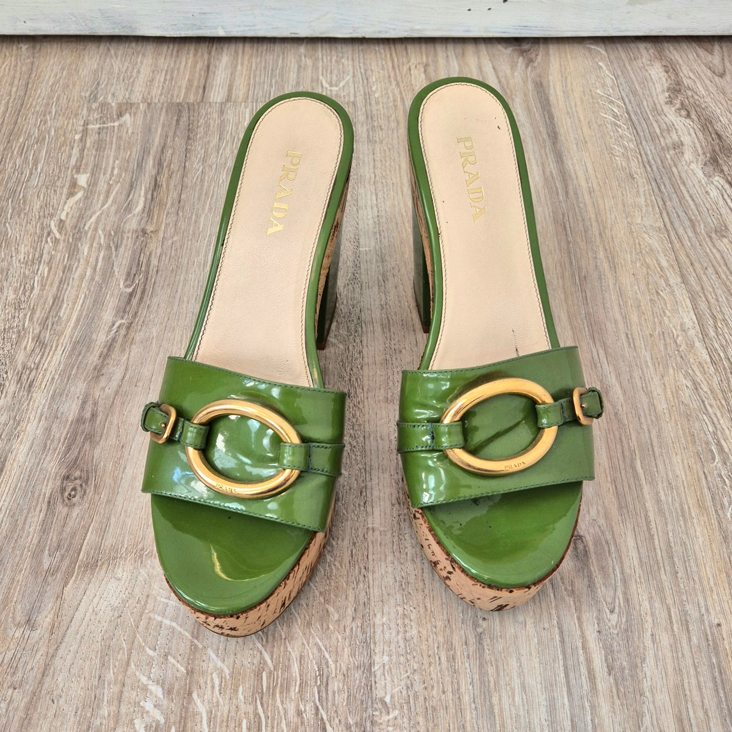 Prada | Sandali in legno e vernice verde