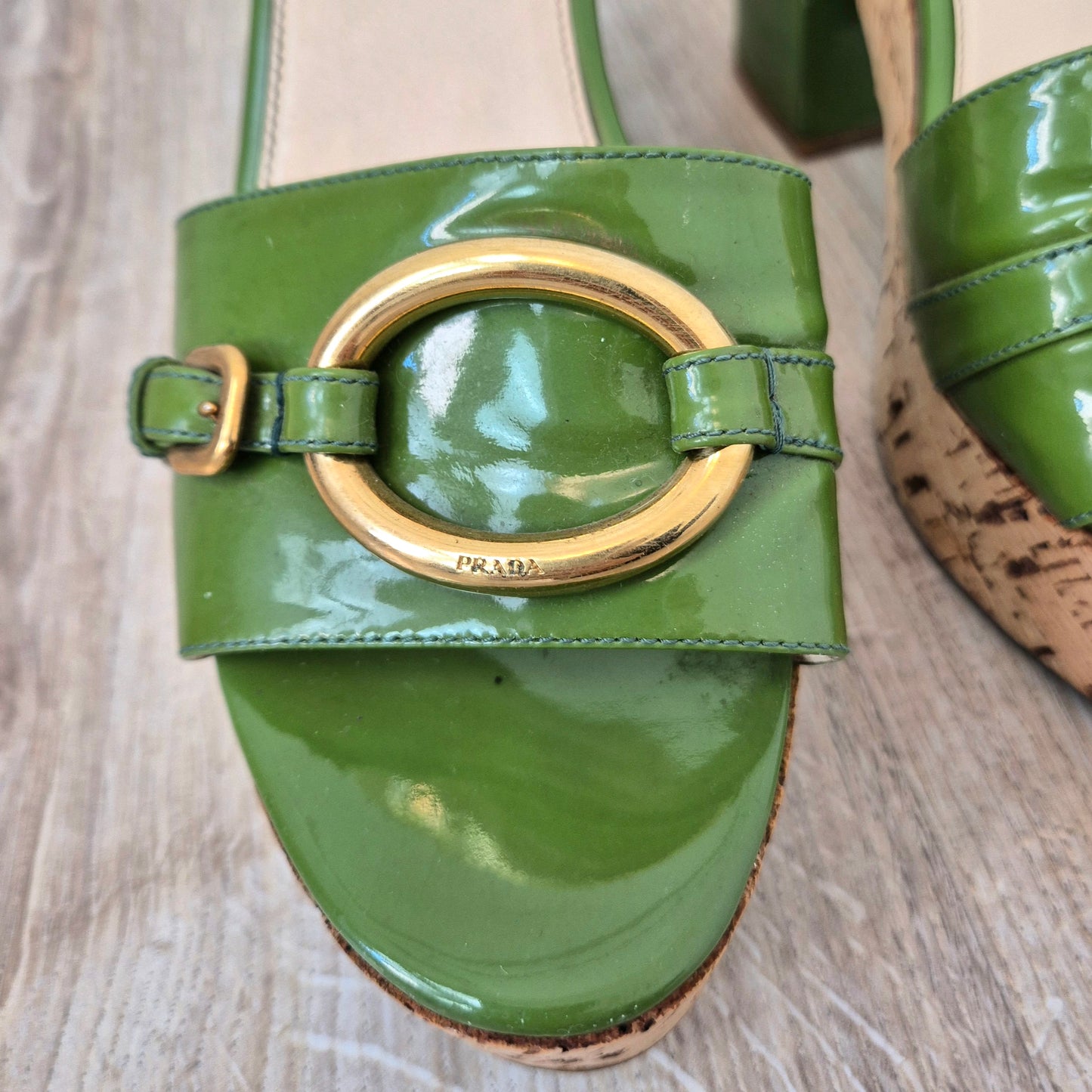 Prada | Sandali in legno e vernice verde