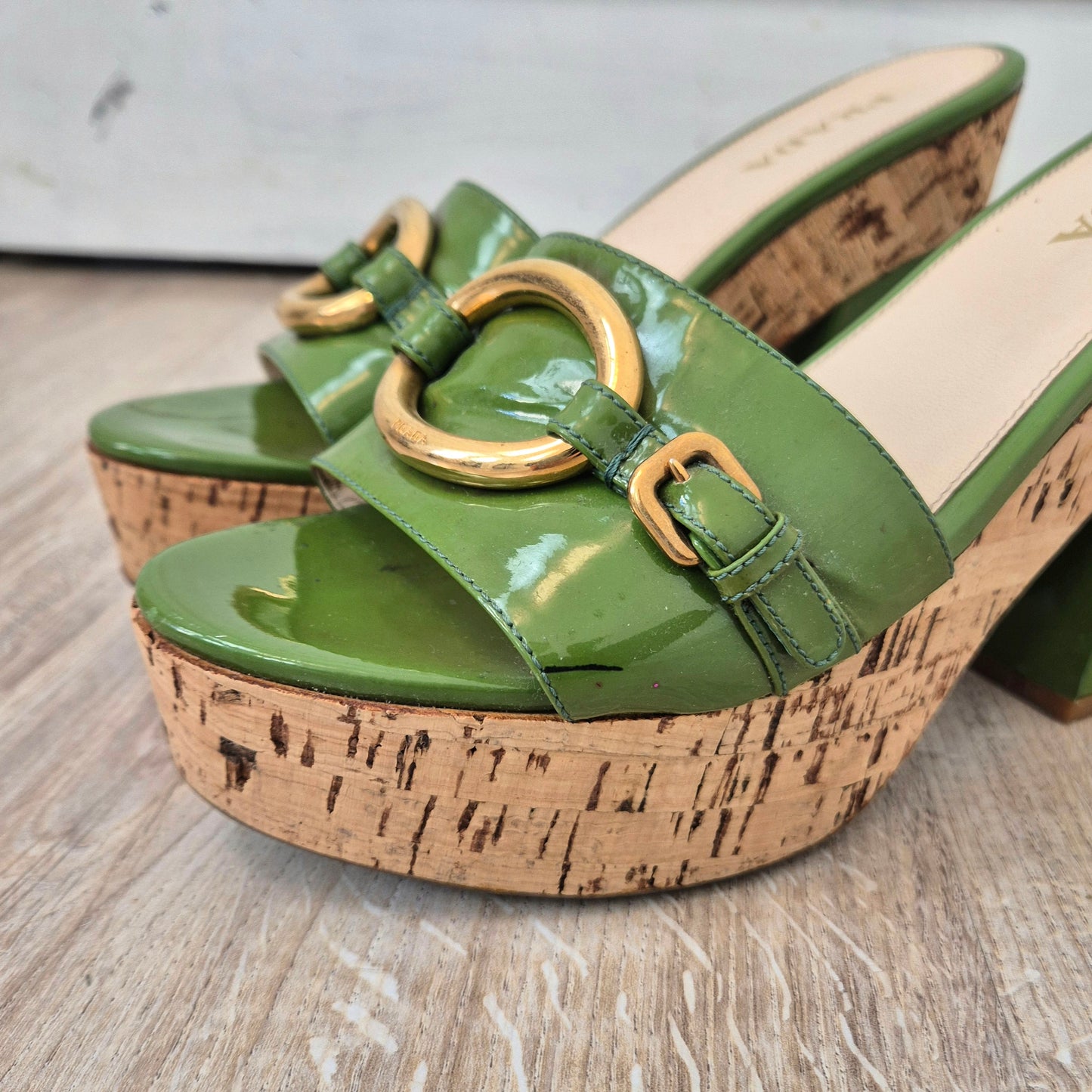 Prada | Sandali in legno e vernice verde