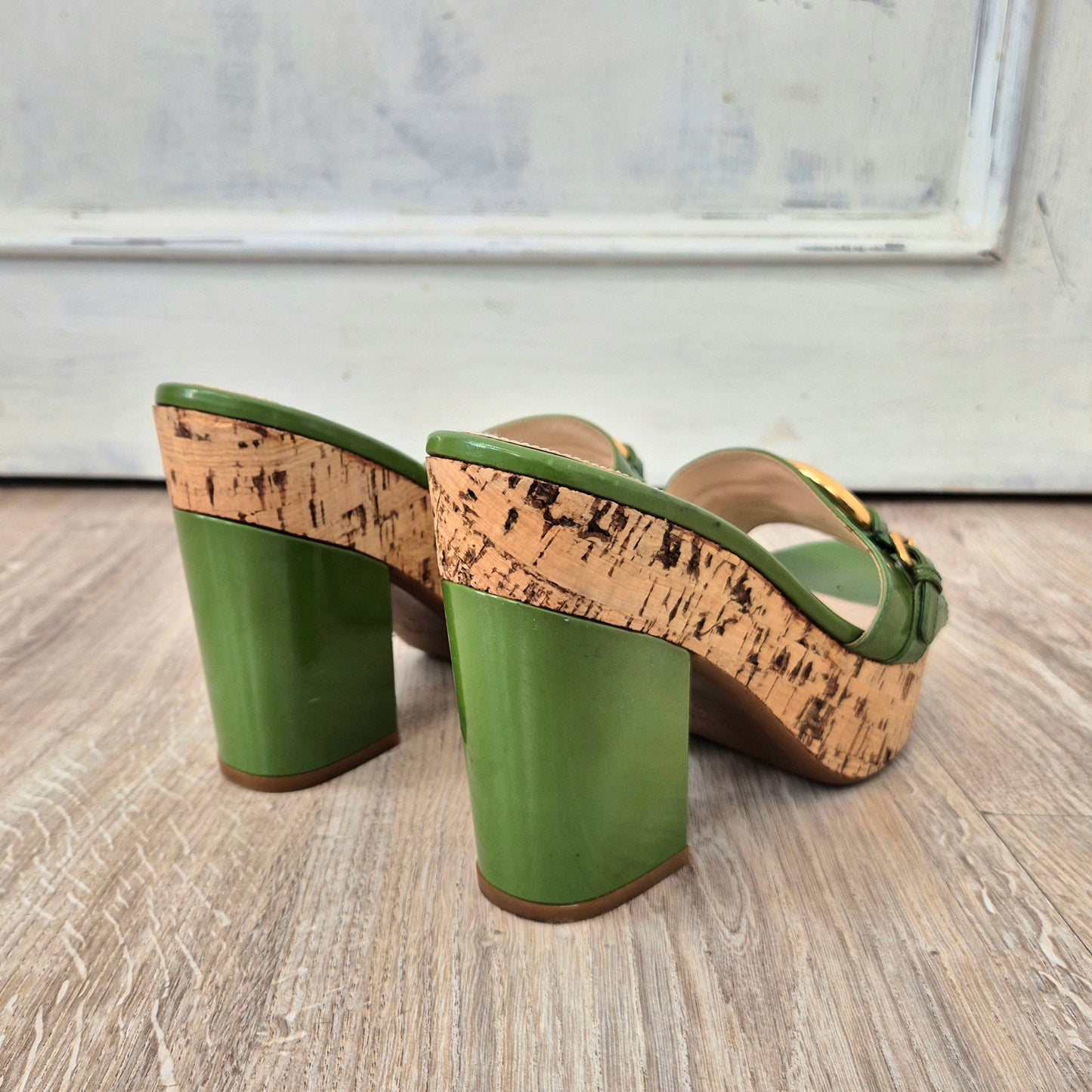 Prada | Sandali in legno e vernice verde