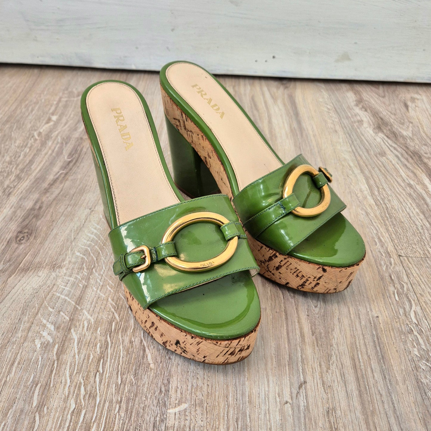 Prada | Sandali in legno e vernice verde
