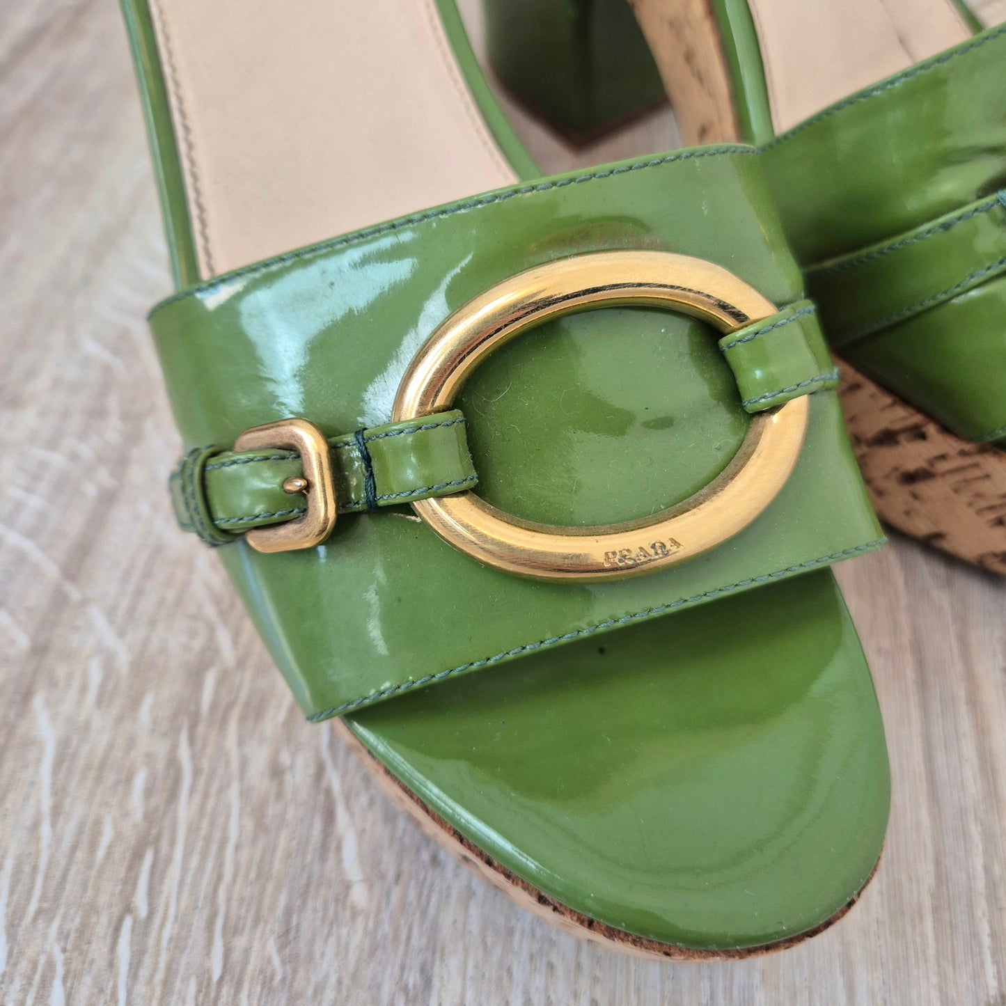 Prada | Sandali in legno e vernice verde