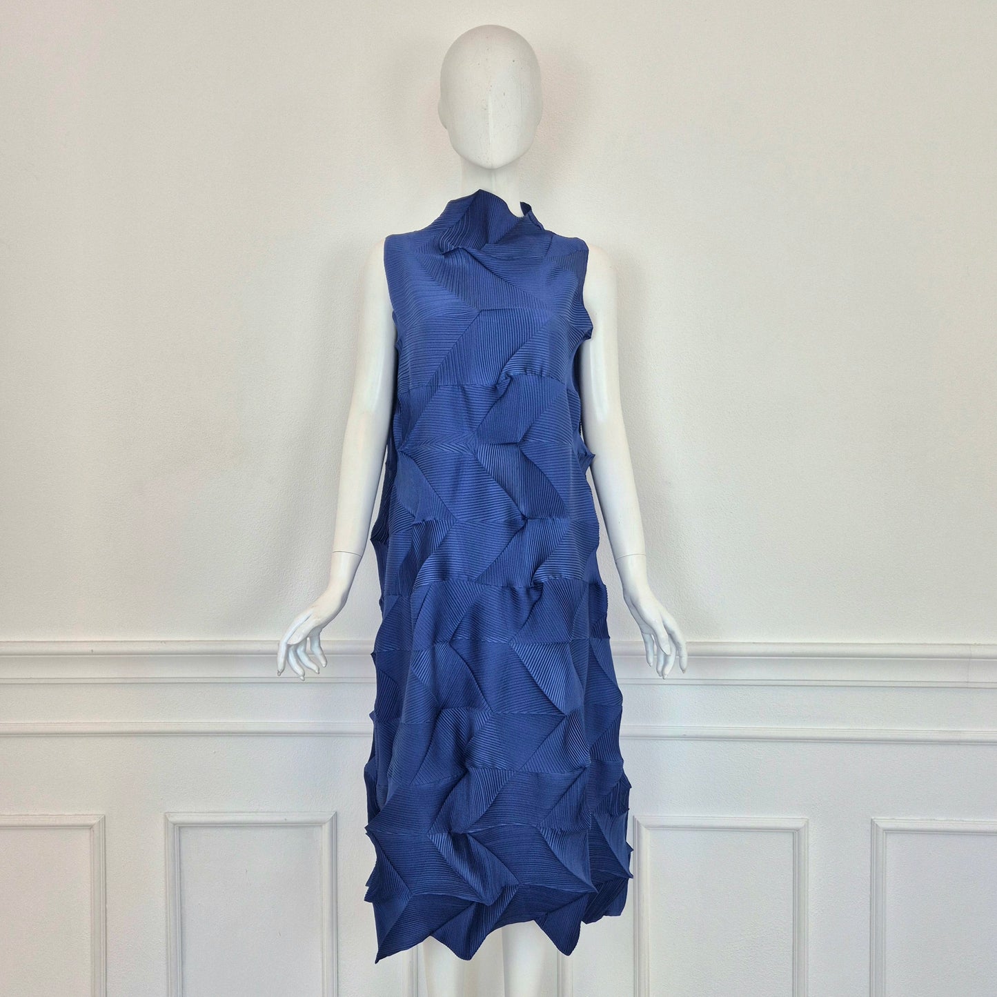 Abito blu plissettato stile Issey Miyake