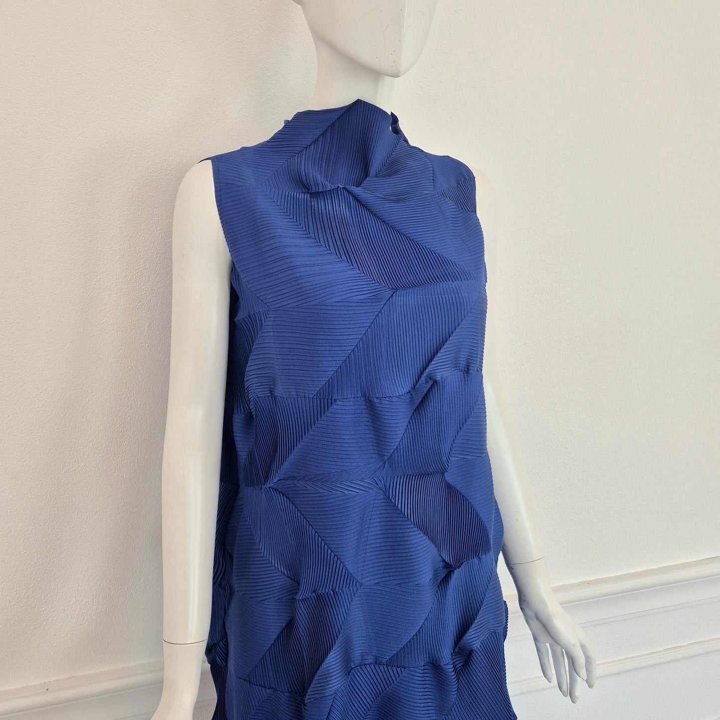 Abito blu plissettato stile Issey Miyake