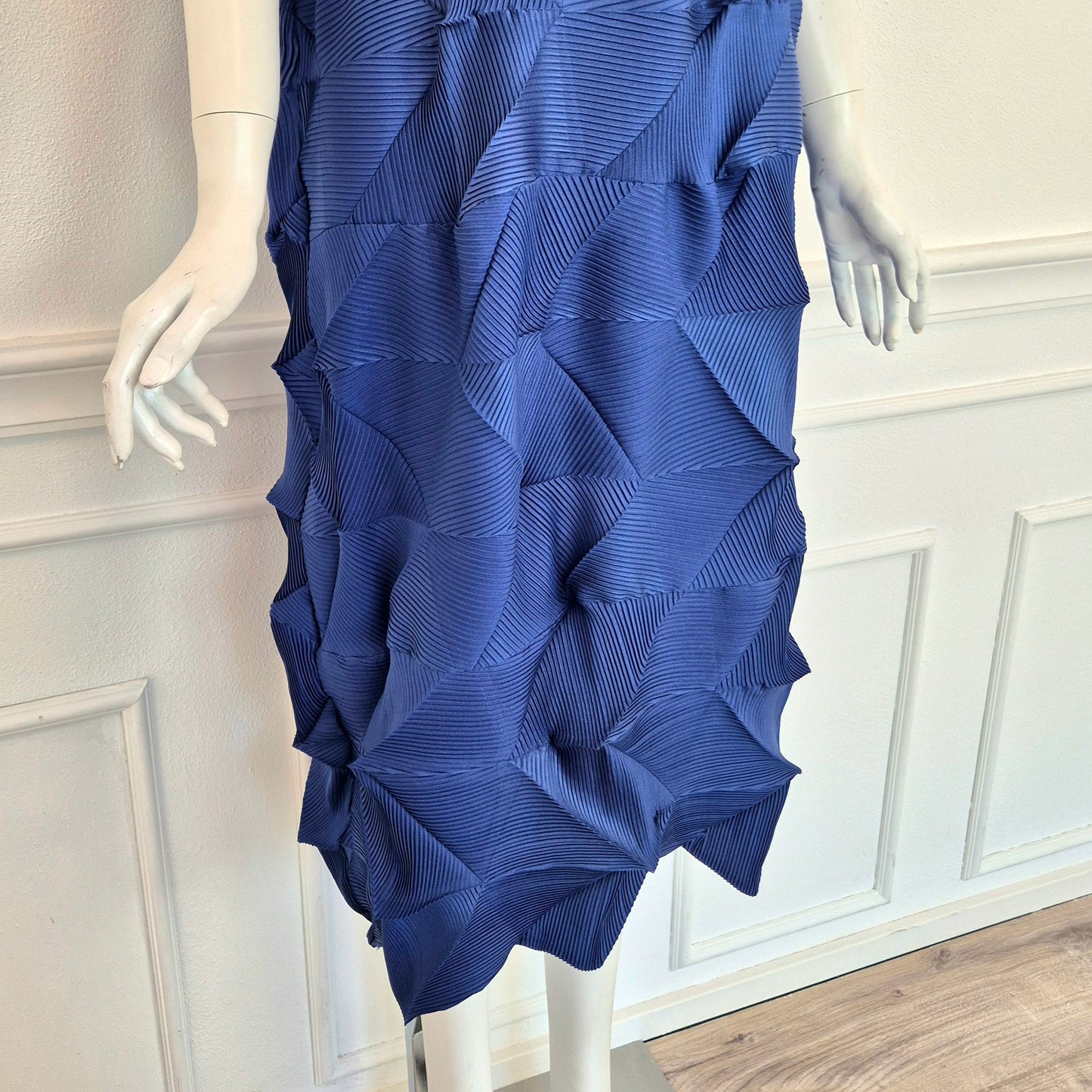 Abito blu plissettato stile Issey Miyake