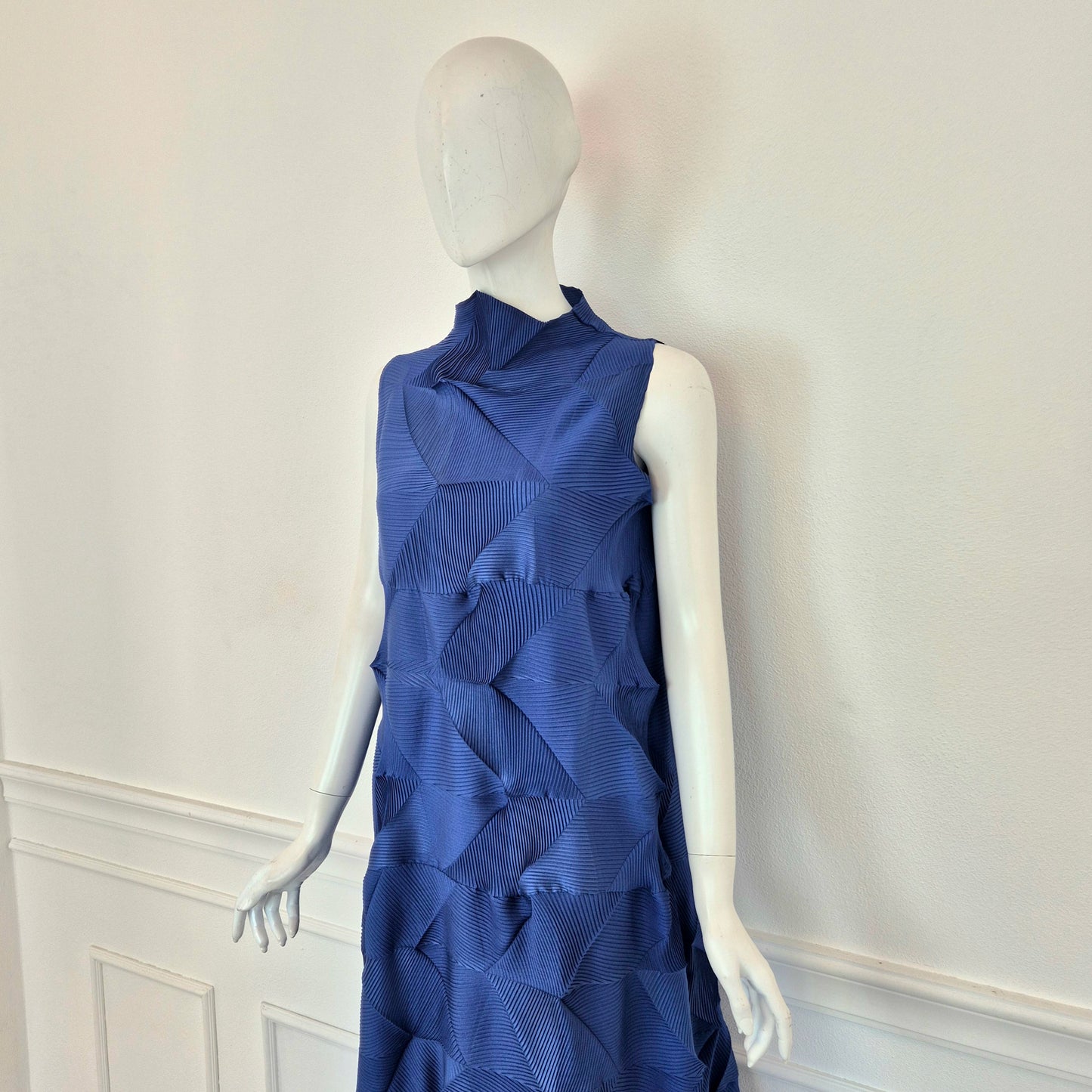 Abito blu plissettato stile Issey Miyake