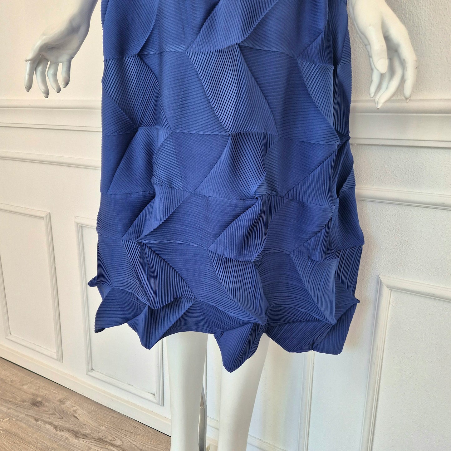 Abito blu plissettato stile Issey Miyake