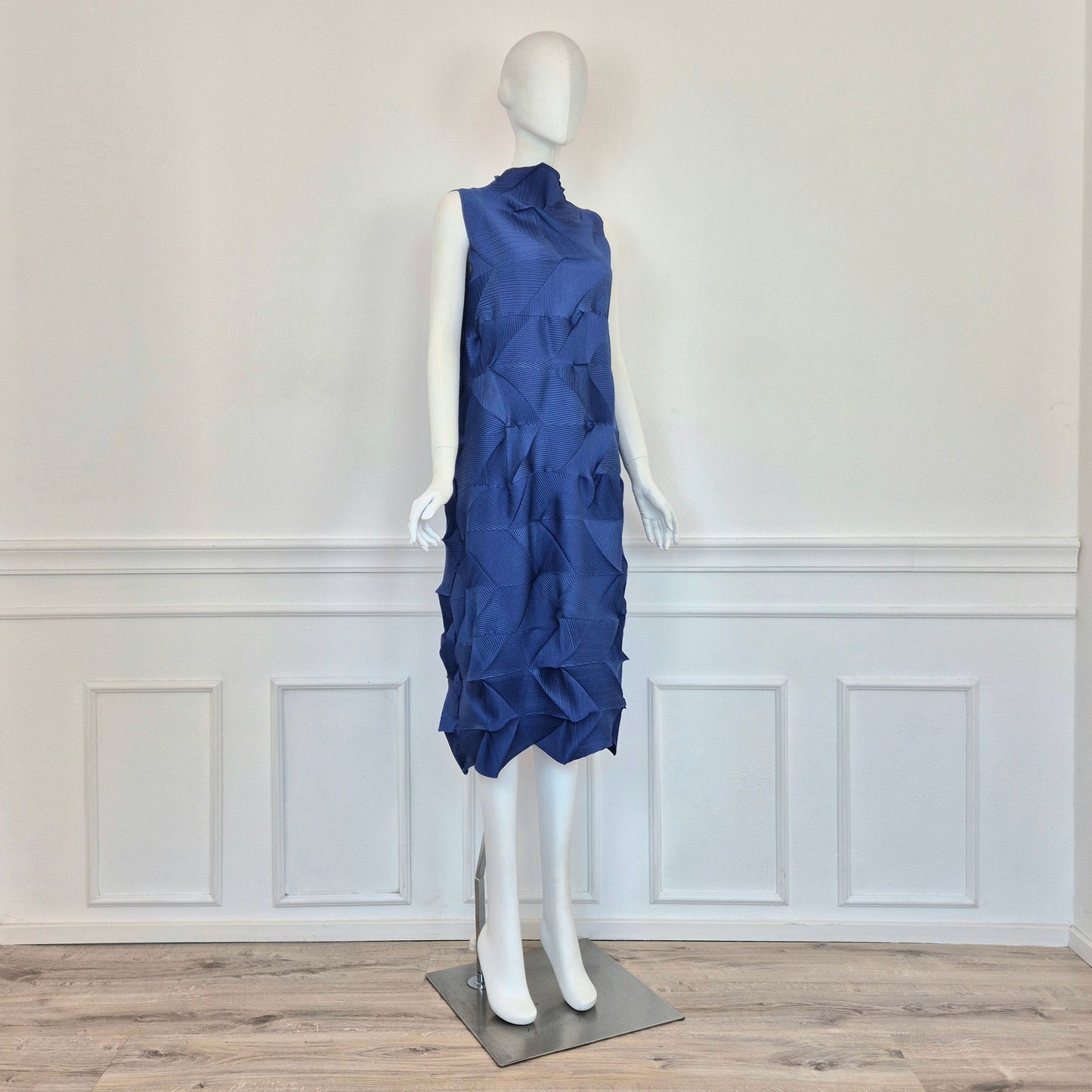Abito blu plissettato stile Issey Miyake