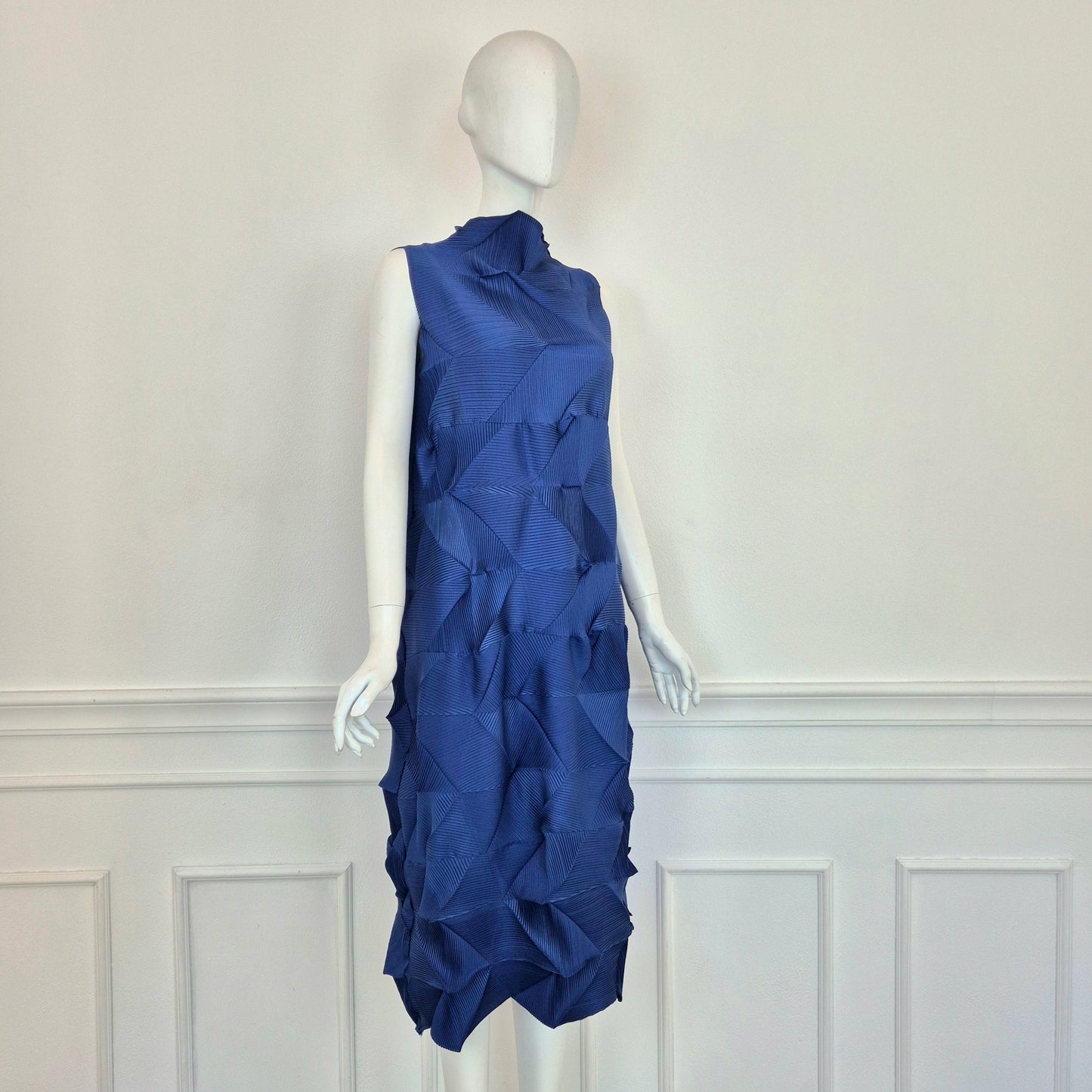 Abito blu plissettato stile Issey Miyake