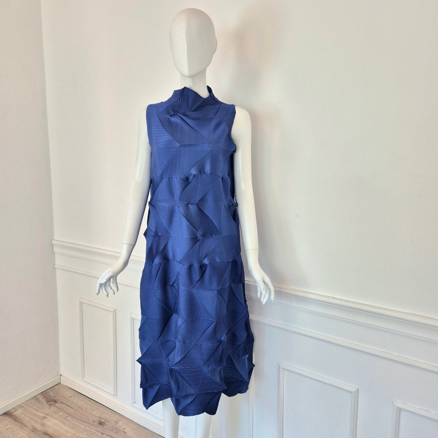 Abito blu plissettato stile Issey Miyake