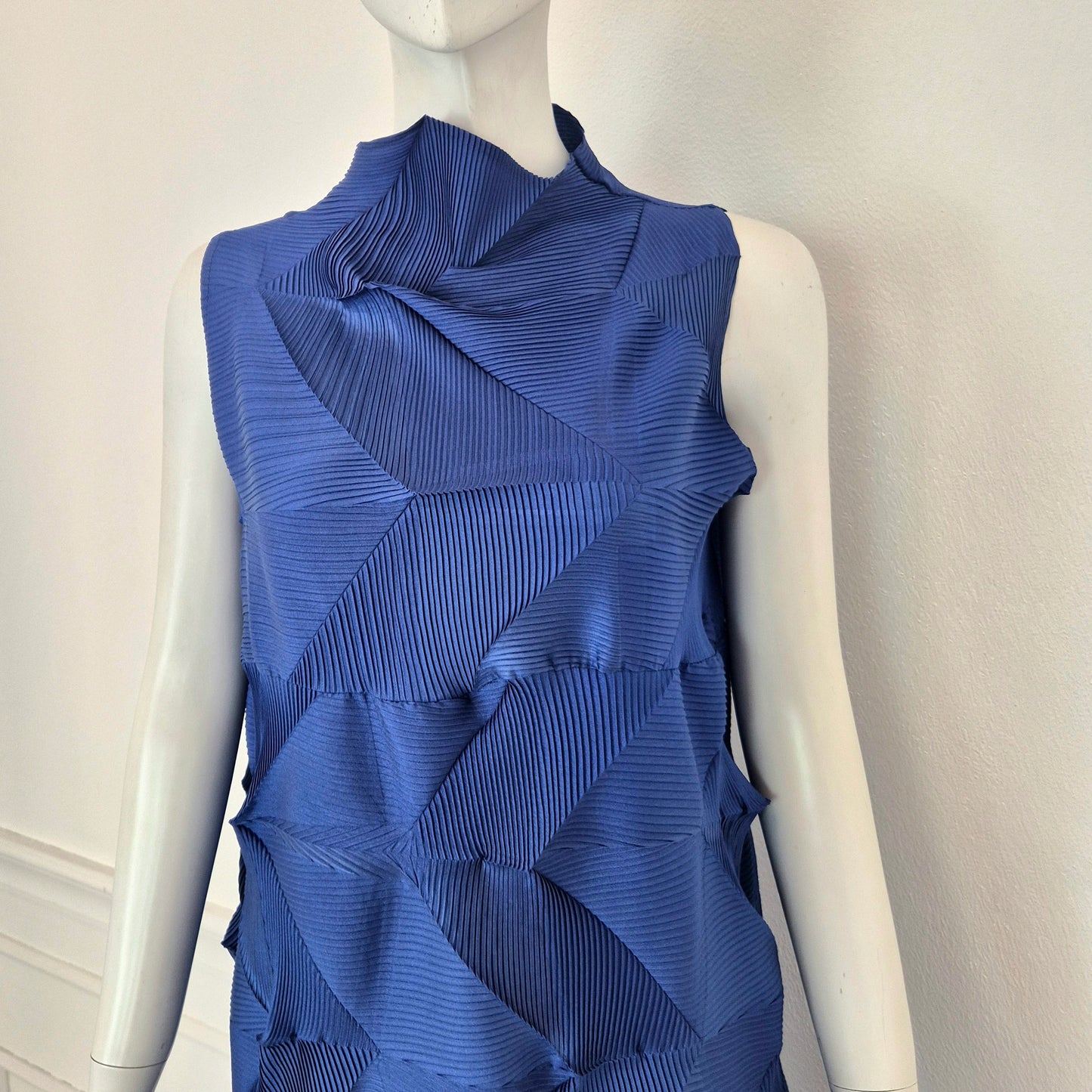 Abito blu plissettato stile Issey Miyake