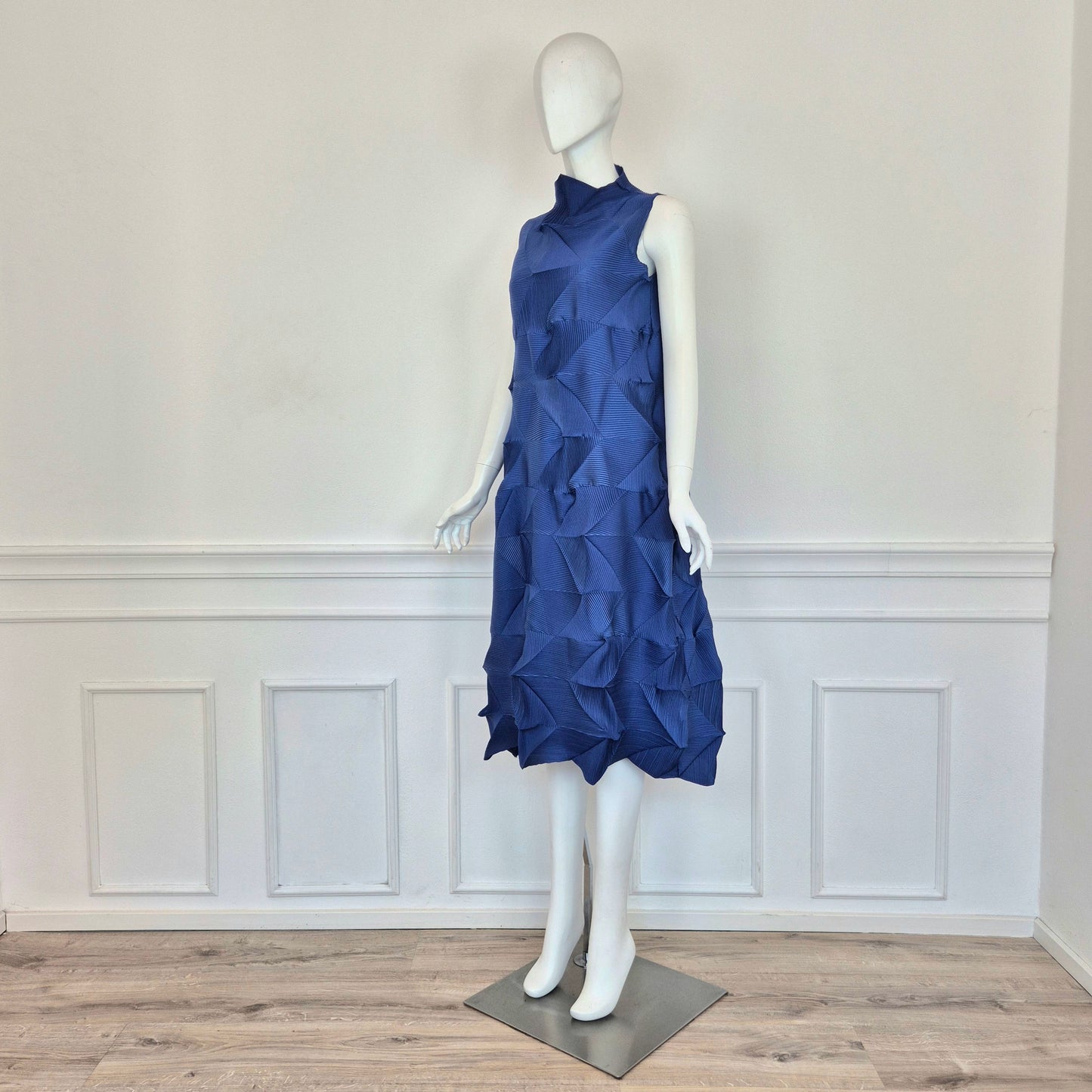Abito blu plissettato stile Issey Miyake