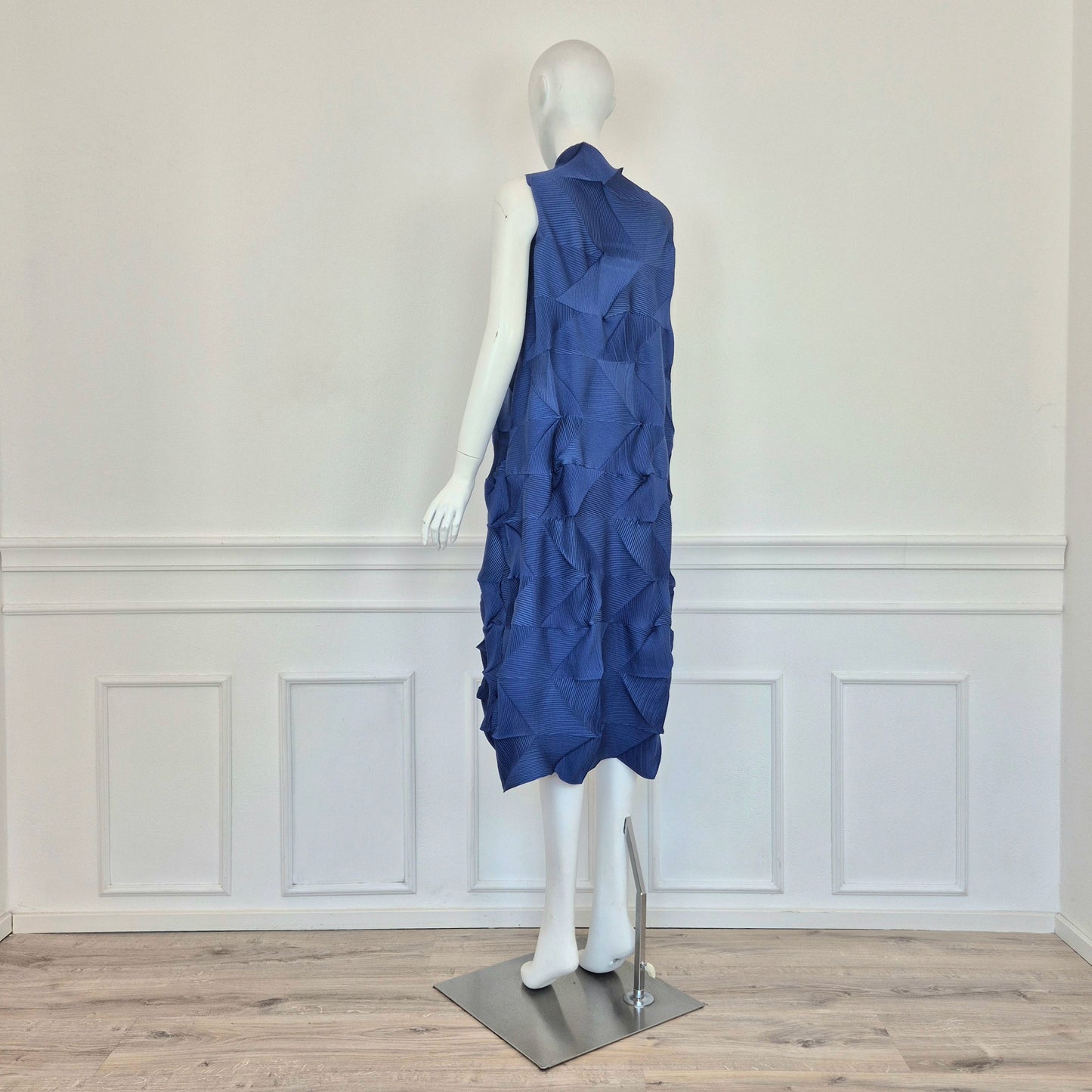 Abito blu plissettato stile Issey Miyake