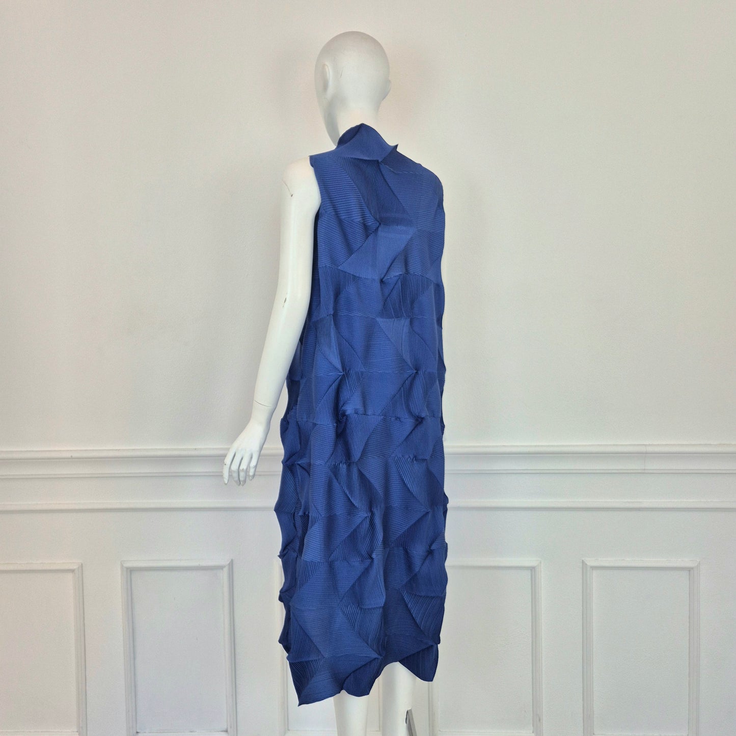 Abito blu plissettato stile Issey Miyake