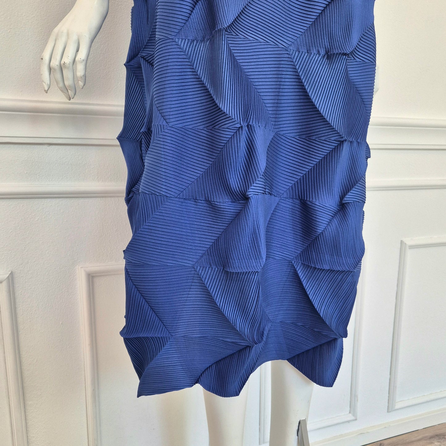 Abito blu plissettato stile Issey Miyake