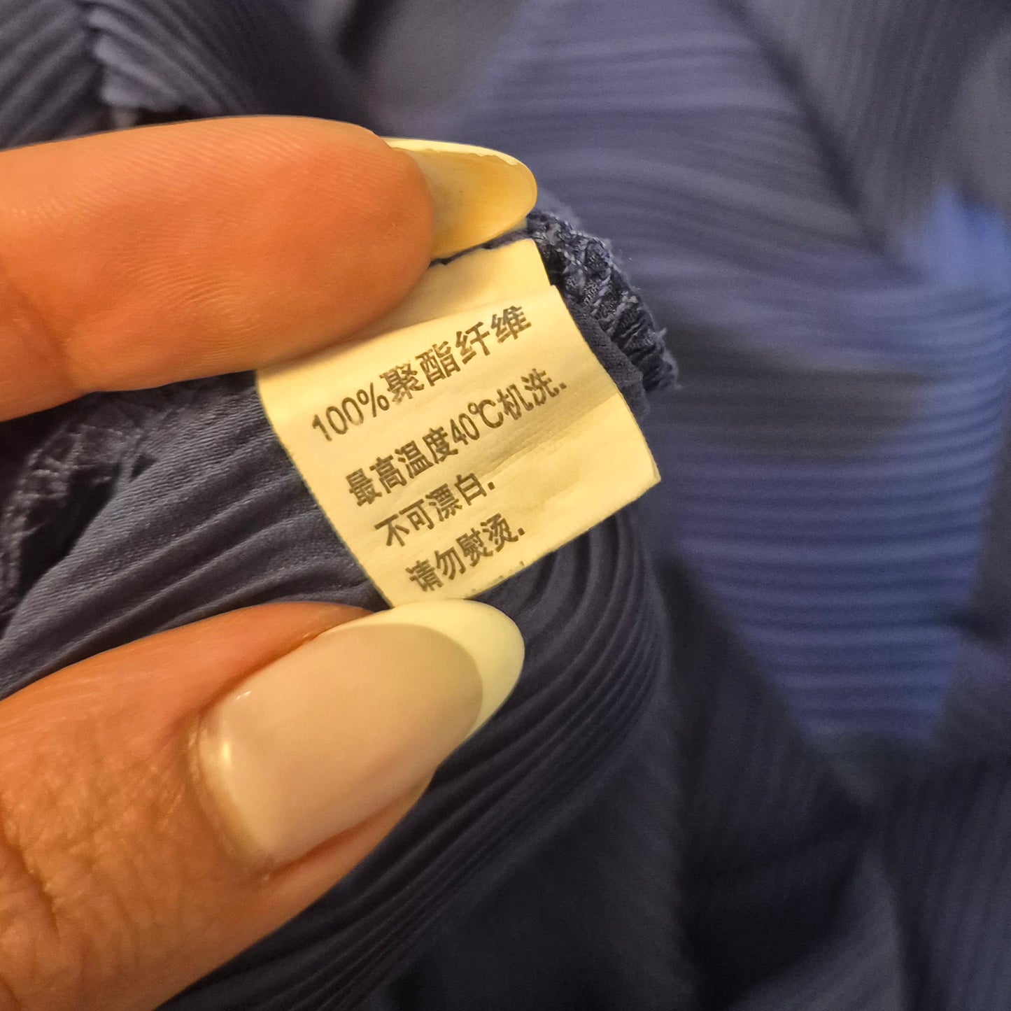 Abito blu plissettato stile Issey Miyake