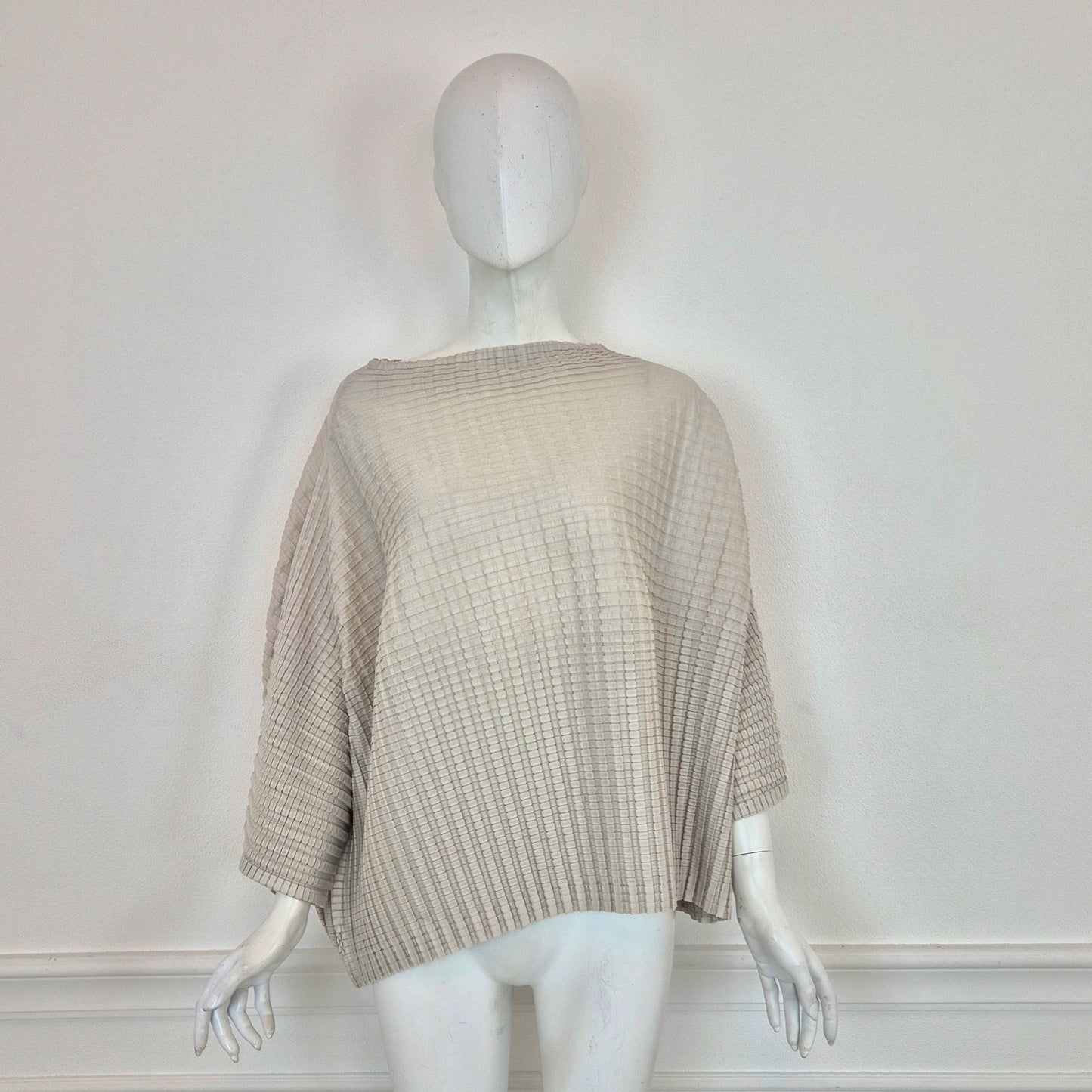 Pleats Please Issey Miyake | Maglia over grigio chiaro