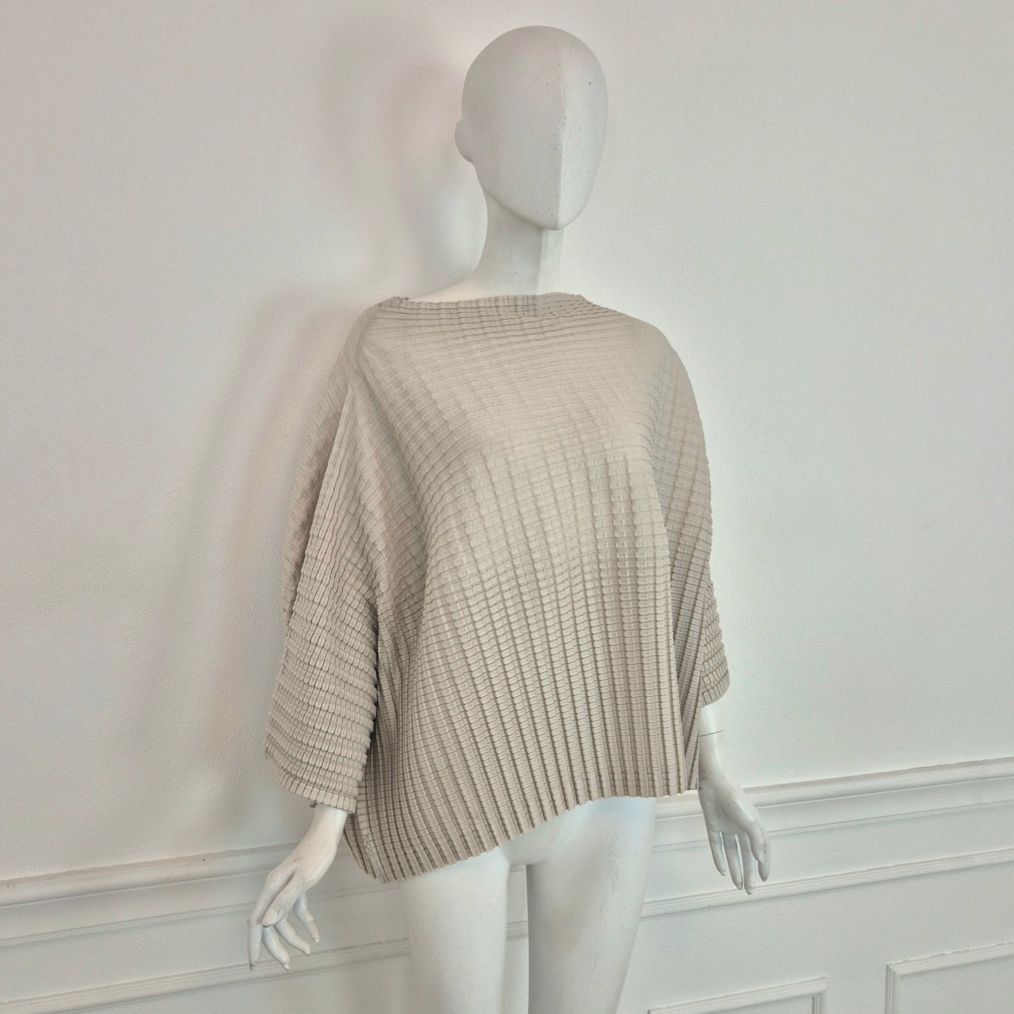 Pleats Please Issey Miyake | Maglia over grigio chiaro