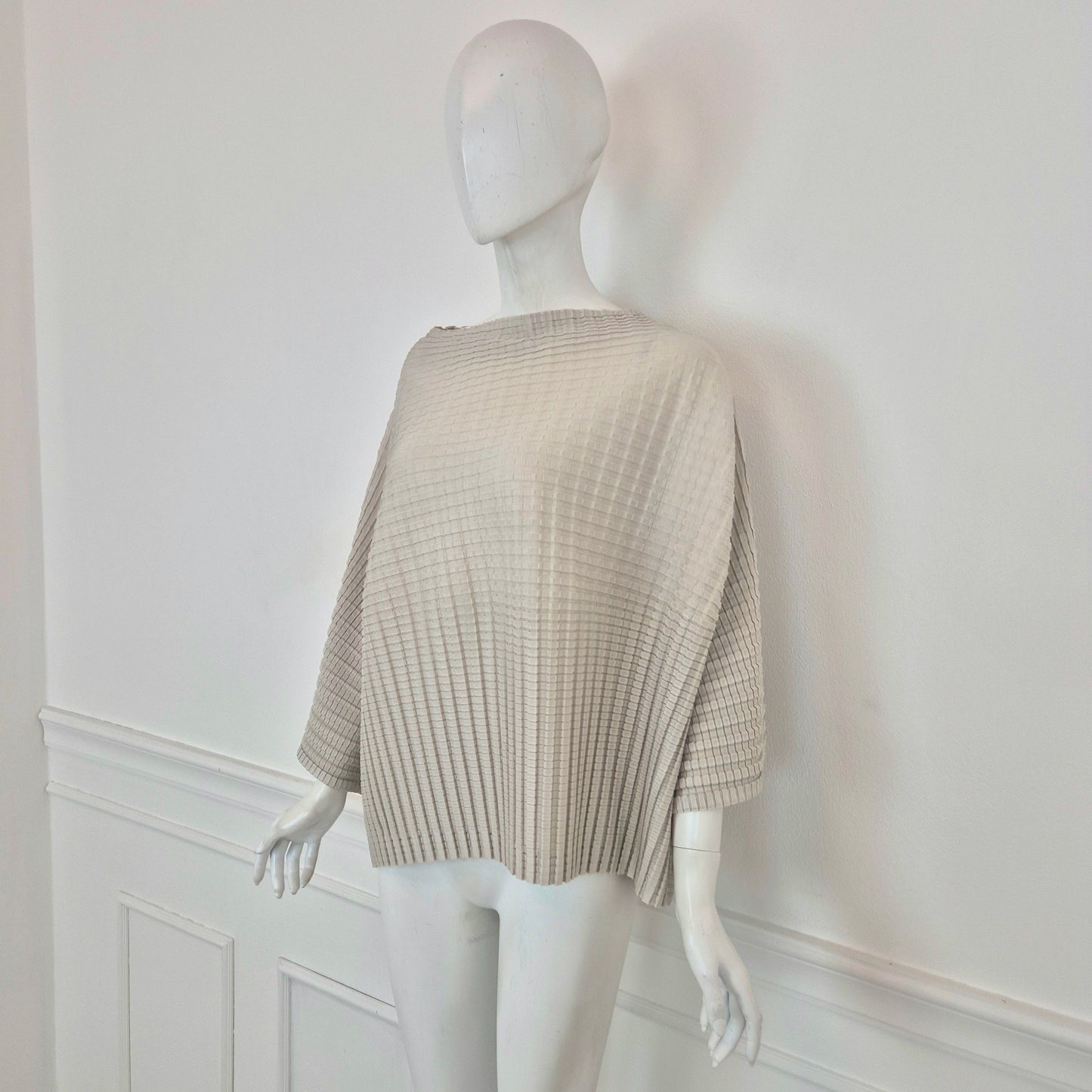 Pleats Please Issey Miyake | Maglia over grigio chiaro