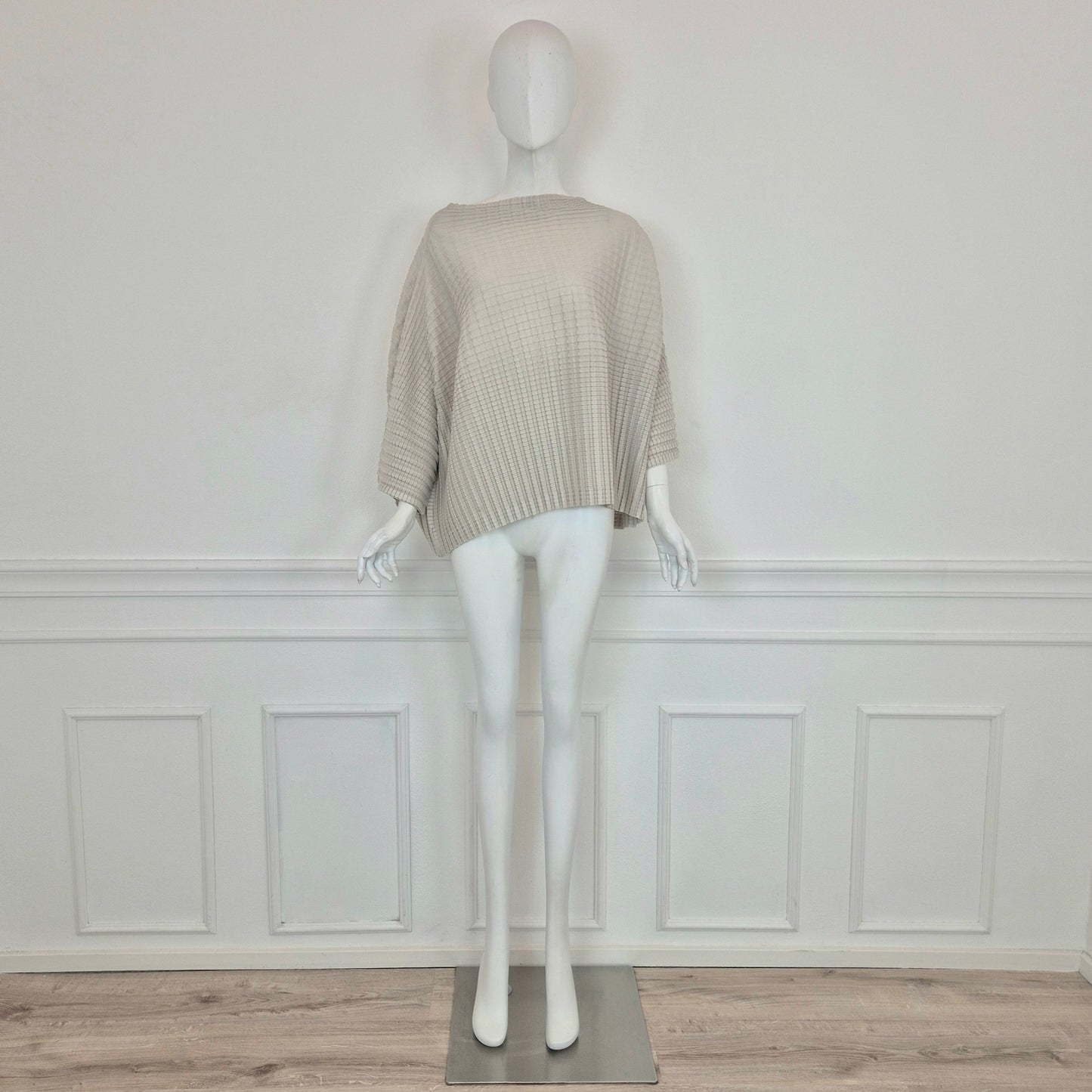 Pleats Please Issey Miyake | Maglia over grigio chiaro