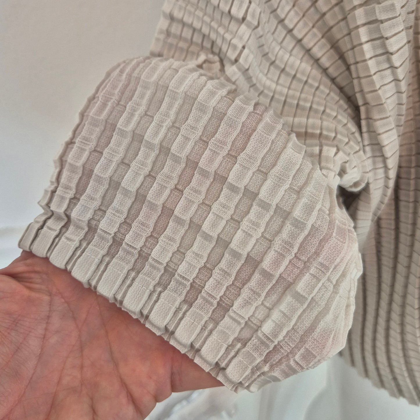 Pleats Please Issey Miyake | Maglia over grigio chiaro