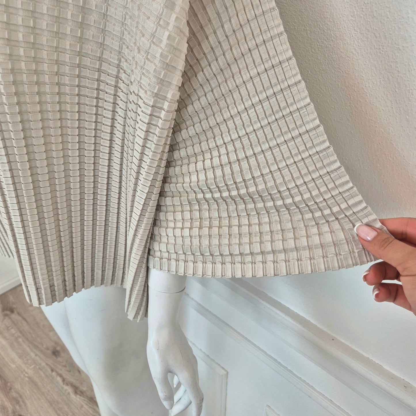 Pleats Please Issey Miyake | Maglia over grigio chiaro