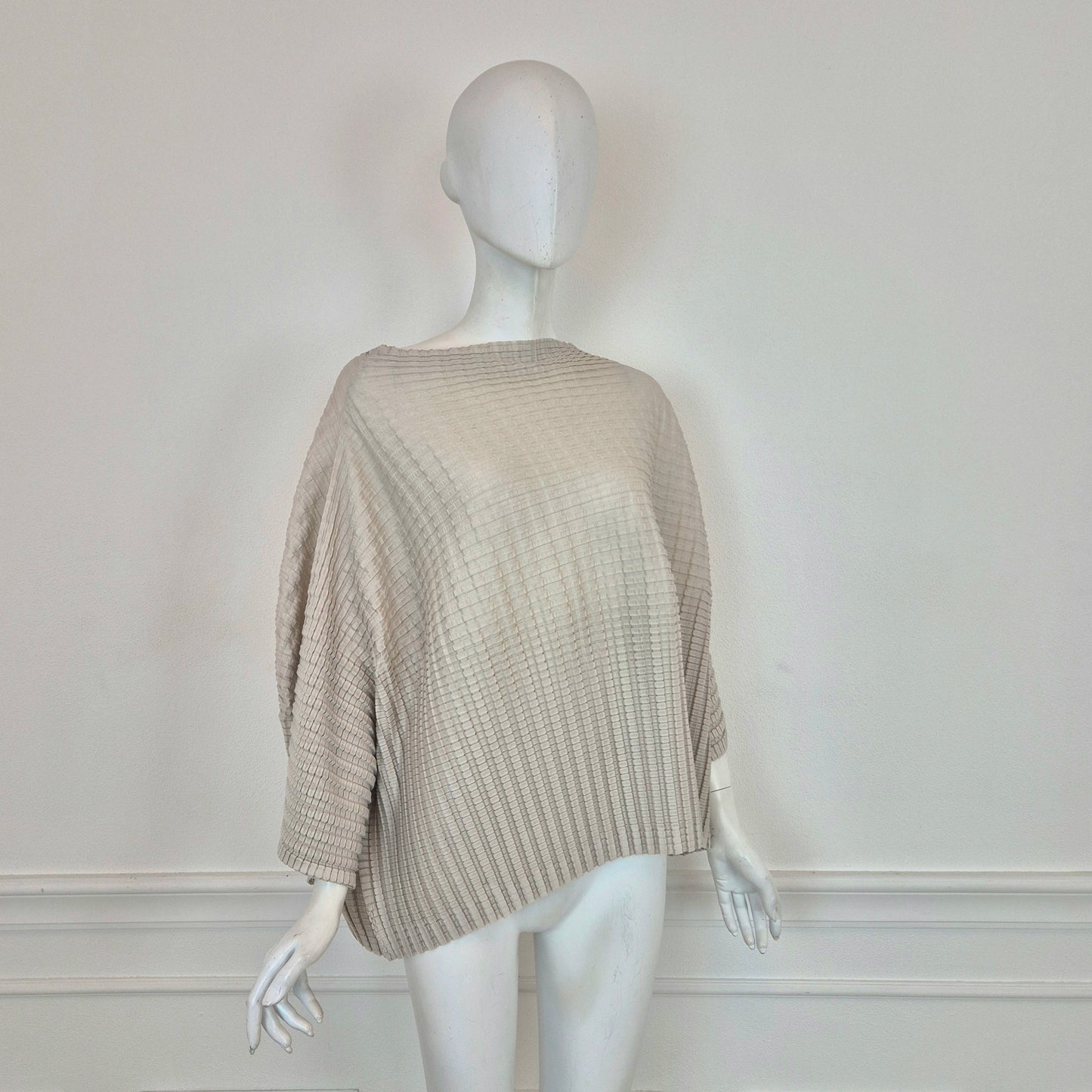 Pleats Please Issey Miyake | Maglia over grigio chiaro