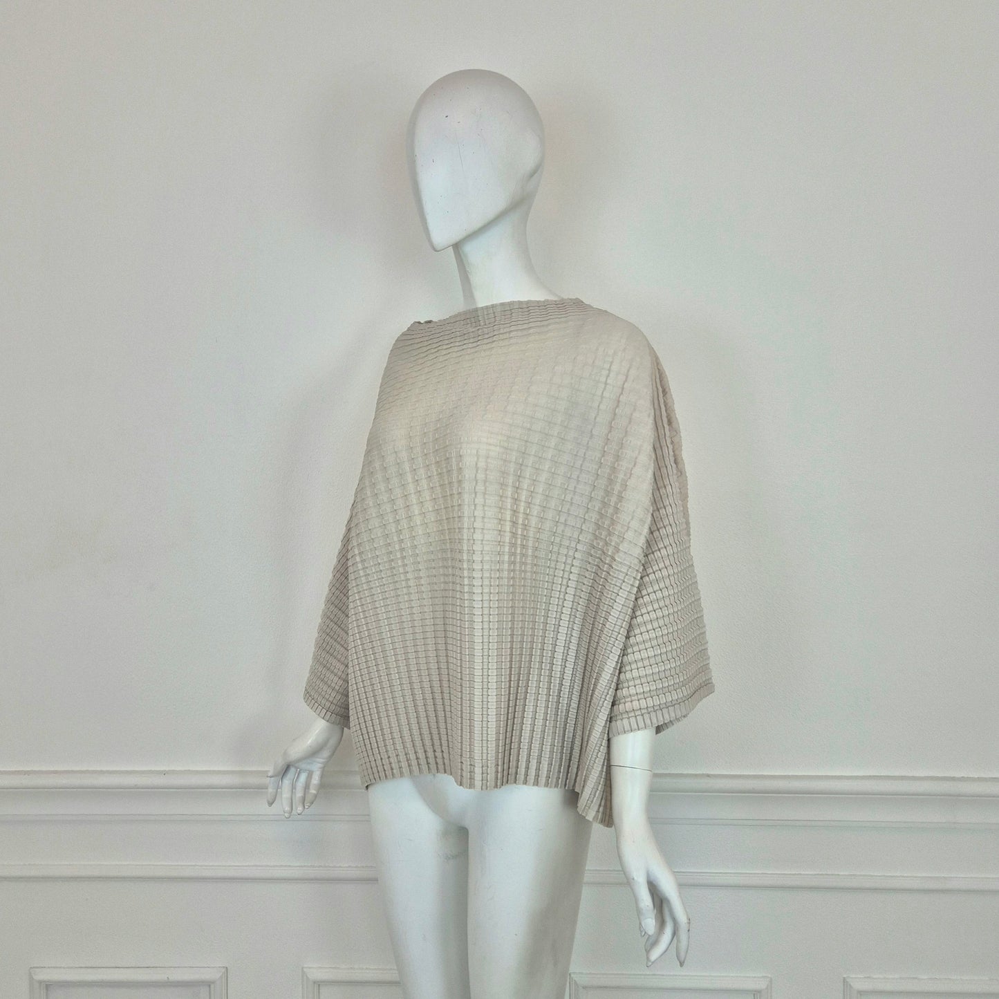 Pleats Please Issey Miyake | Maglia over grigio chiaro